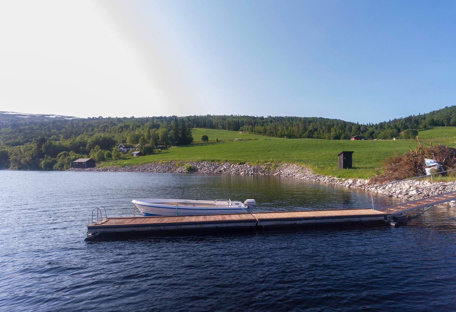 Tomteområdet har nærhet til brygge og vatn Galleribilde