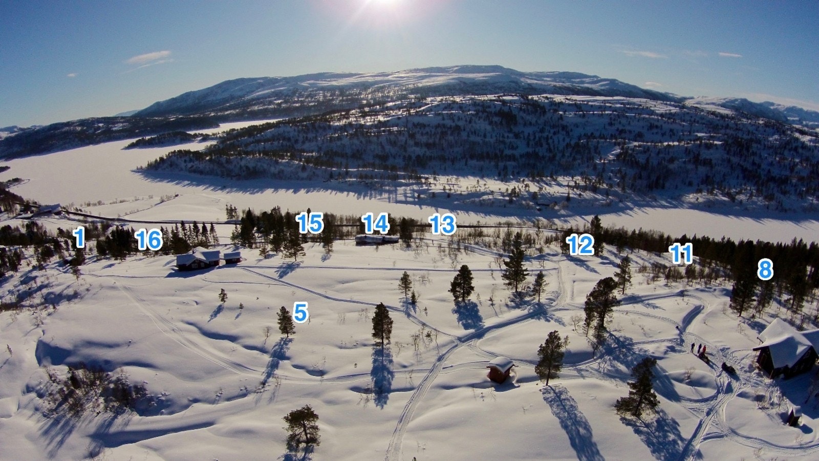 Bildeutsnitt vridd ytterligere til høyre (vest) med utsikt mot sør. Det er større plass mellom tomtene enn visualisering av tomteplassering gir inntrykk av Galleribilde