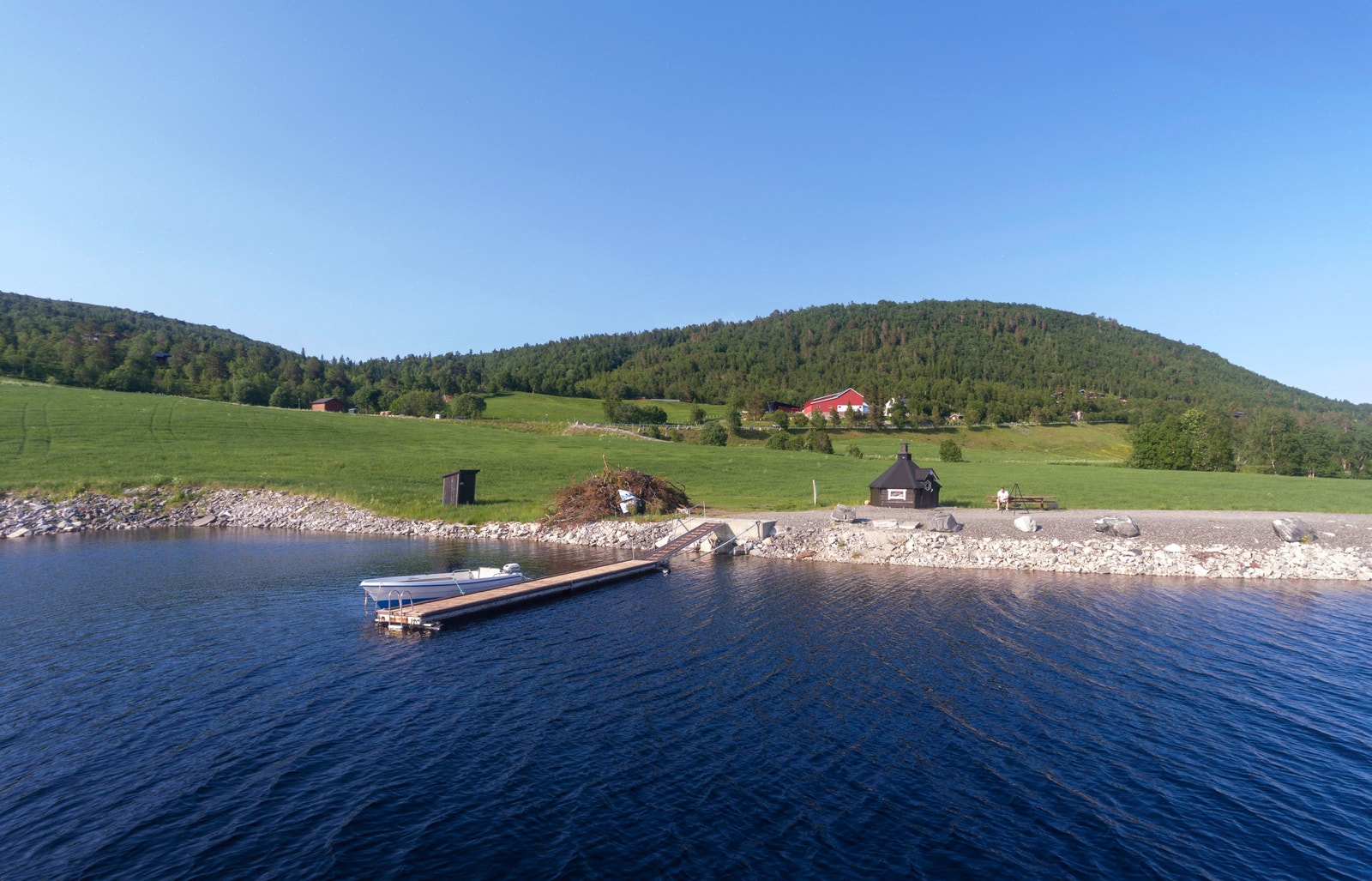 Tomteområdet har nærhet til brygge og vatn Galleribilde