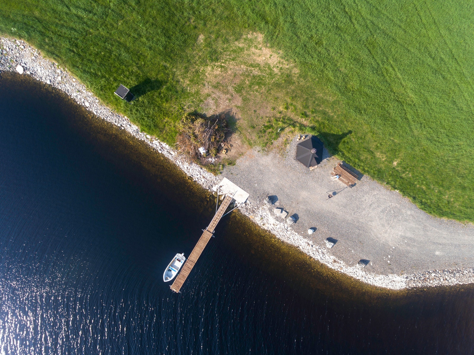 Tomteområdet har nærhet til brygge og vatn Galleribilde
