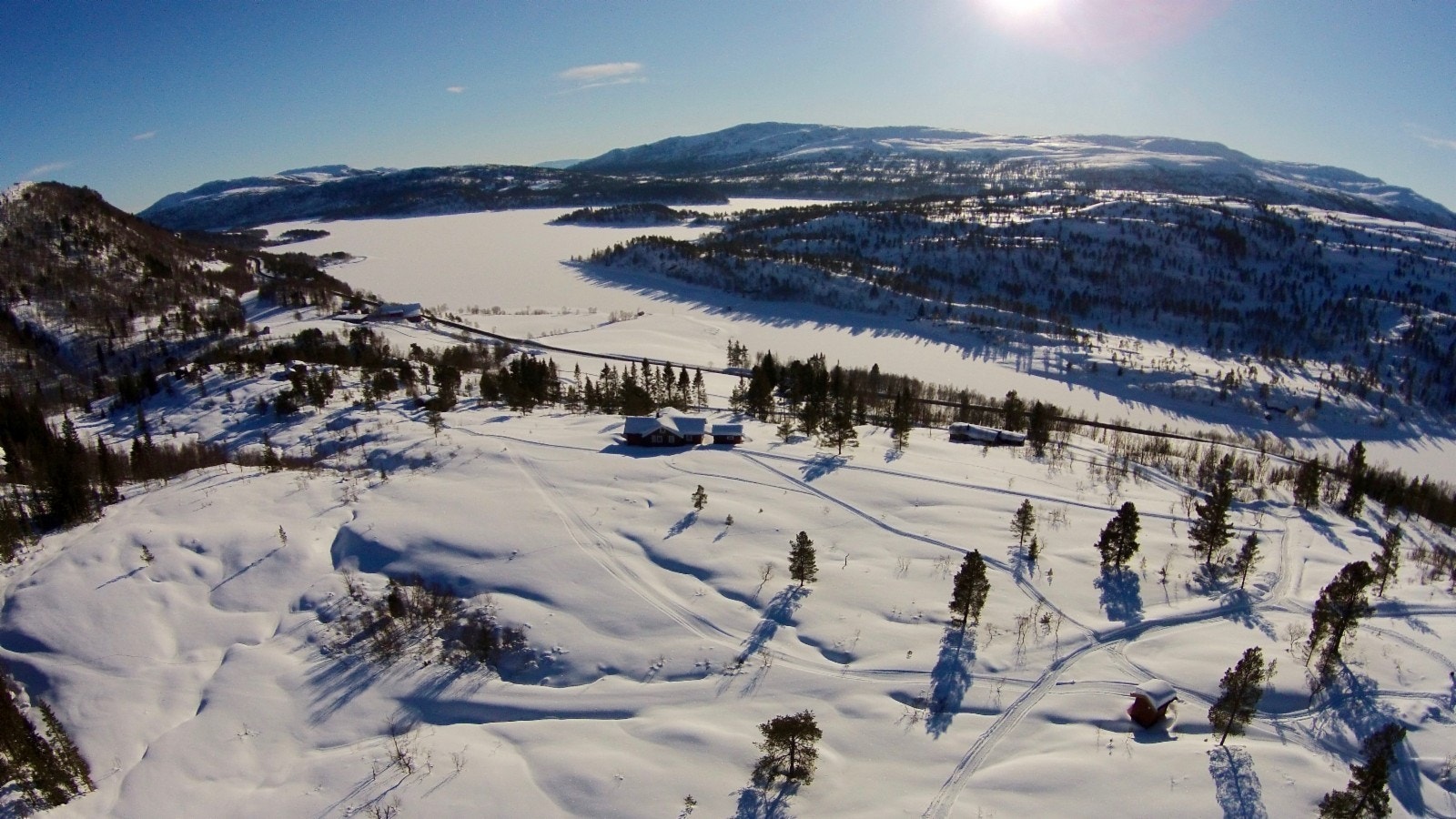 Bildeutsnitt vridd til høyre (mot vest) iforhold til forrige bilde med utsikt mot sør-øst og det islagte Søvatnet Galleribilde