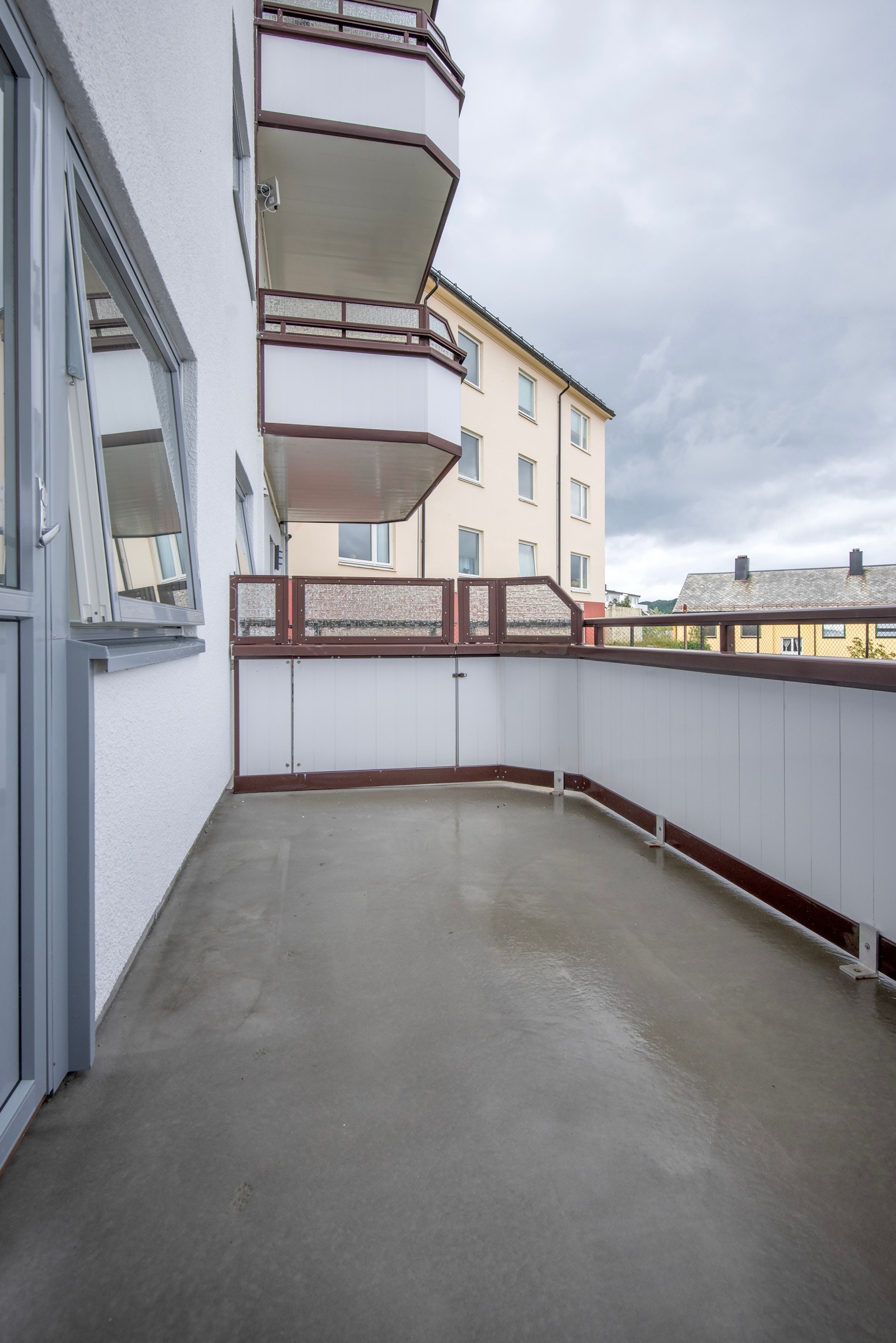 Med tett rekkverk og levegg sørger dette for en fin skjerming til terrassen. Galleribilde