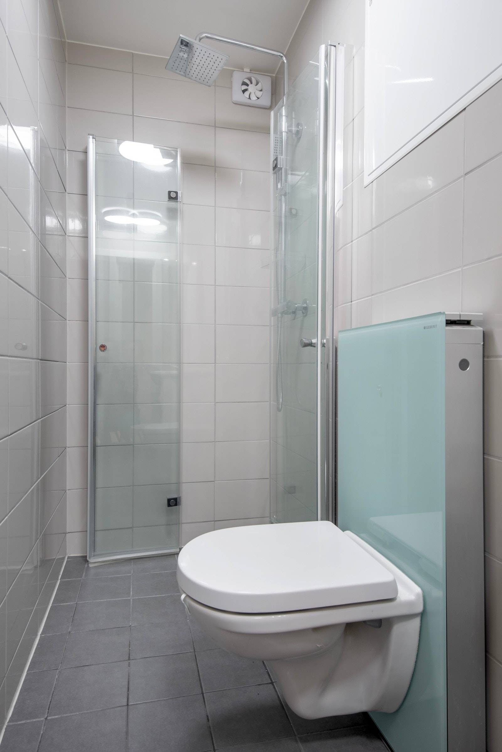 - dusjhjørne og vegghengt toalett. Galleribilde