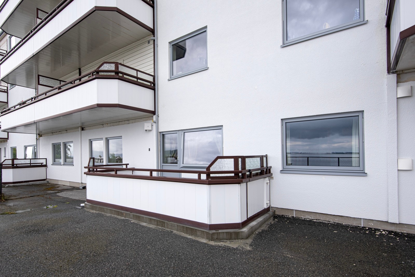 Leiligheten er beliggende i 1.etasje av borettslaget. Galleribilde