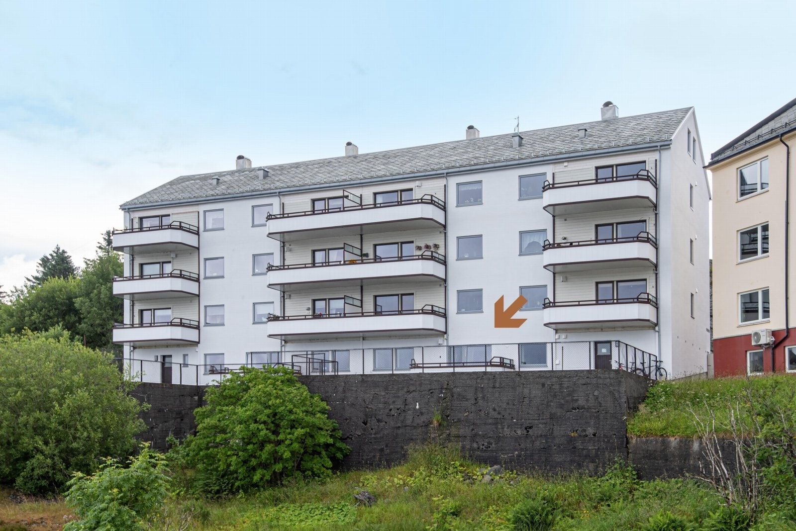 Fra leilighetens stue er det utgang til en støpt terrasse med fantastisk utsikt. Galleribilde