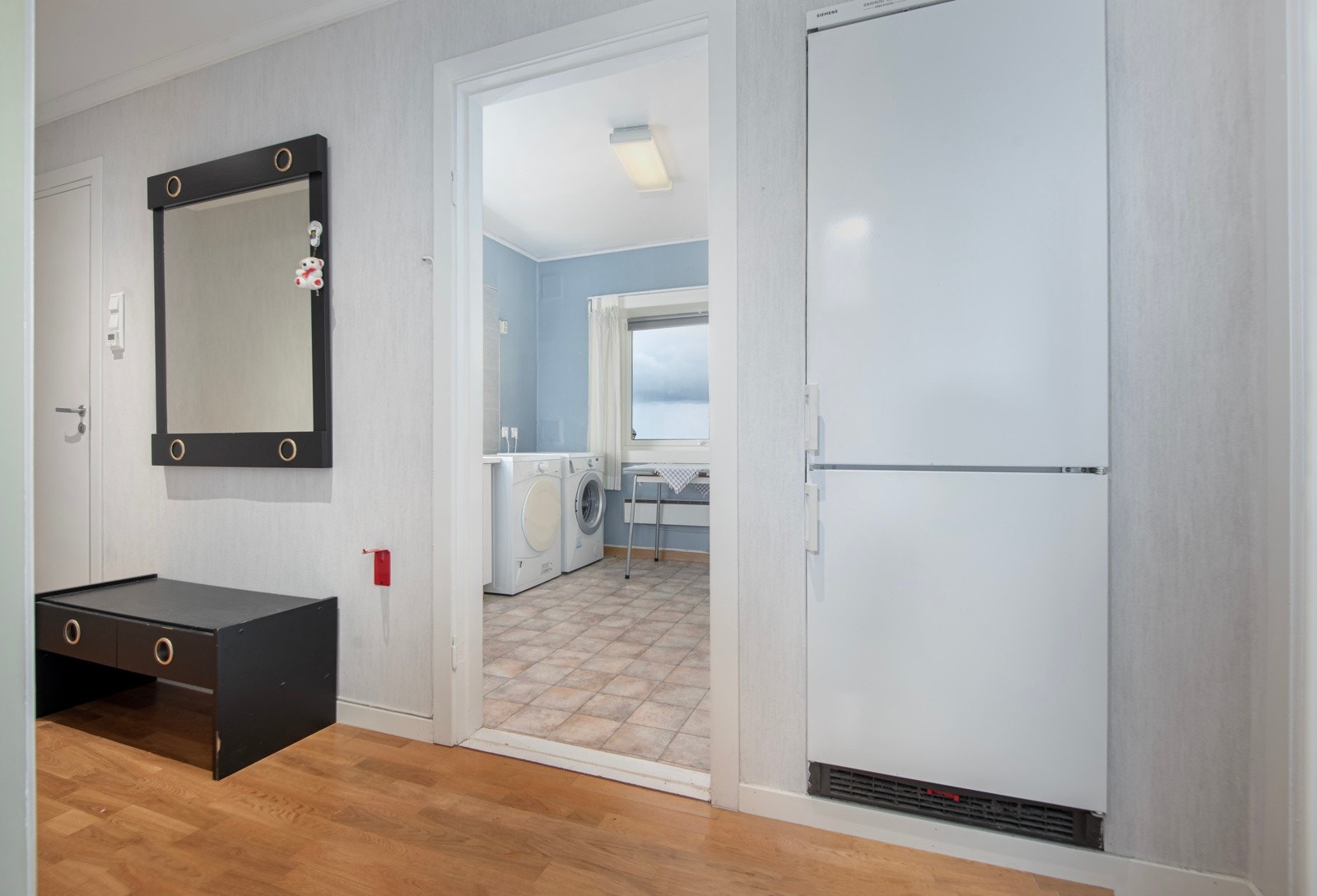 Kjøleskapet er plassert like ved inngangen til kjøkkenet. Galleribilde