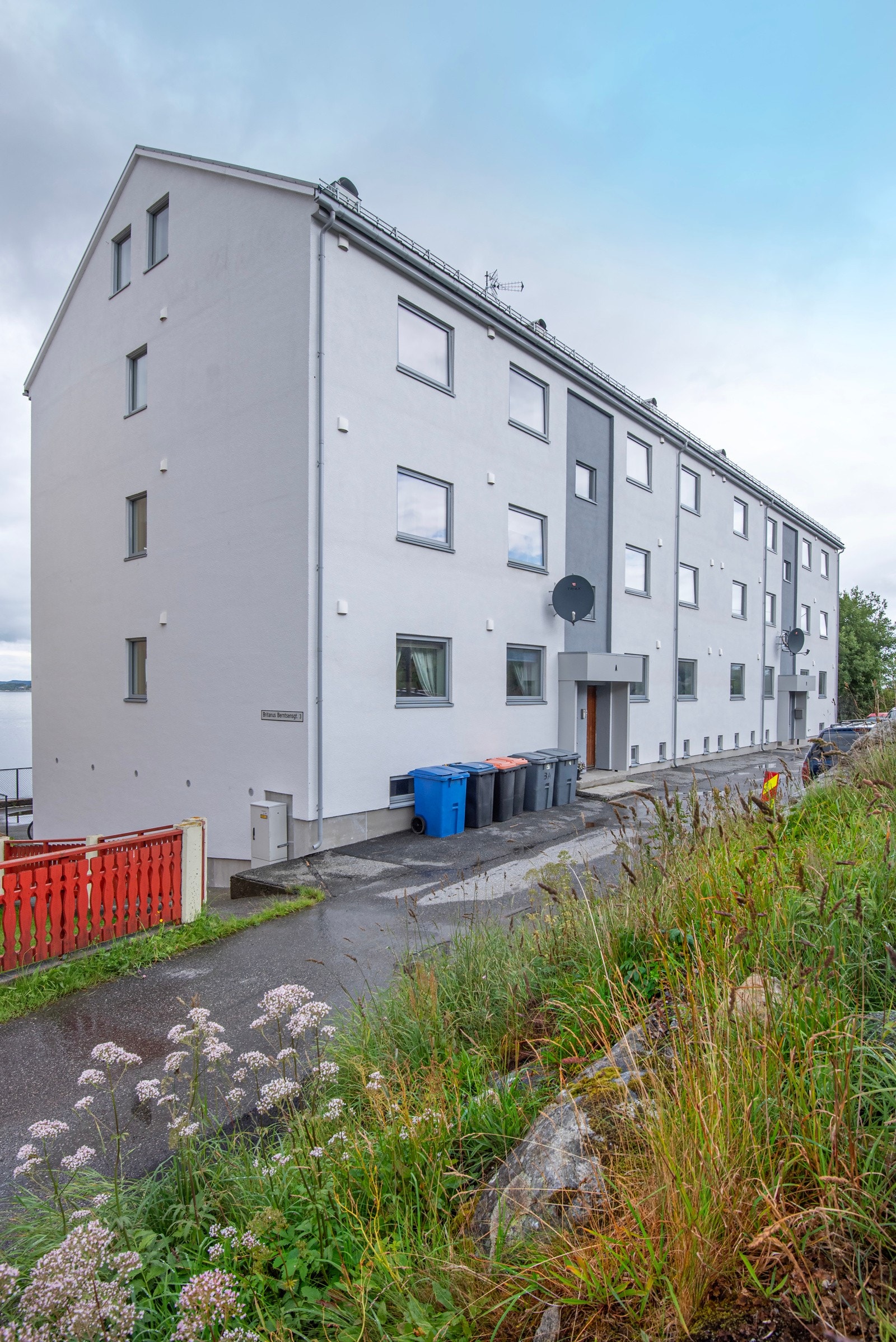 Felles inngang på baksiden av blokken. Galleribilde