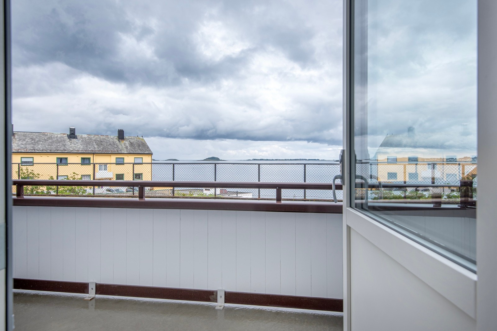 Her ligger alt til rette for å kunne nyte fine dager, og en kan enkelt møblere med utegruppe Galleribilde