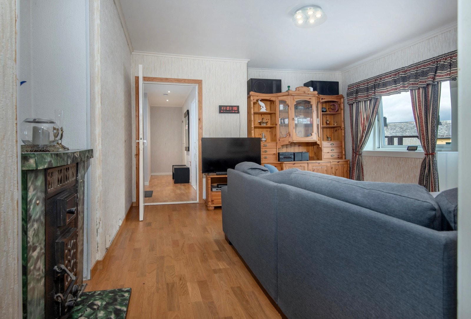 Stuen har fin størrelse med plass til sofagruppe og tilhørende møblement. Galleribilde