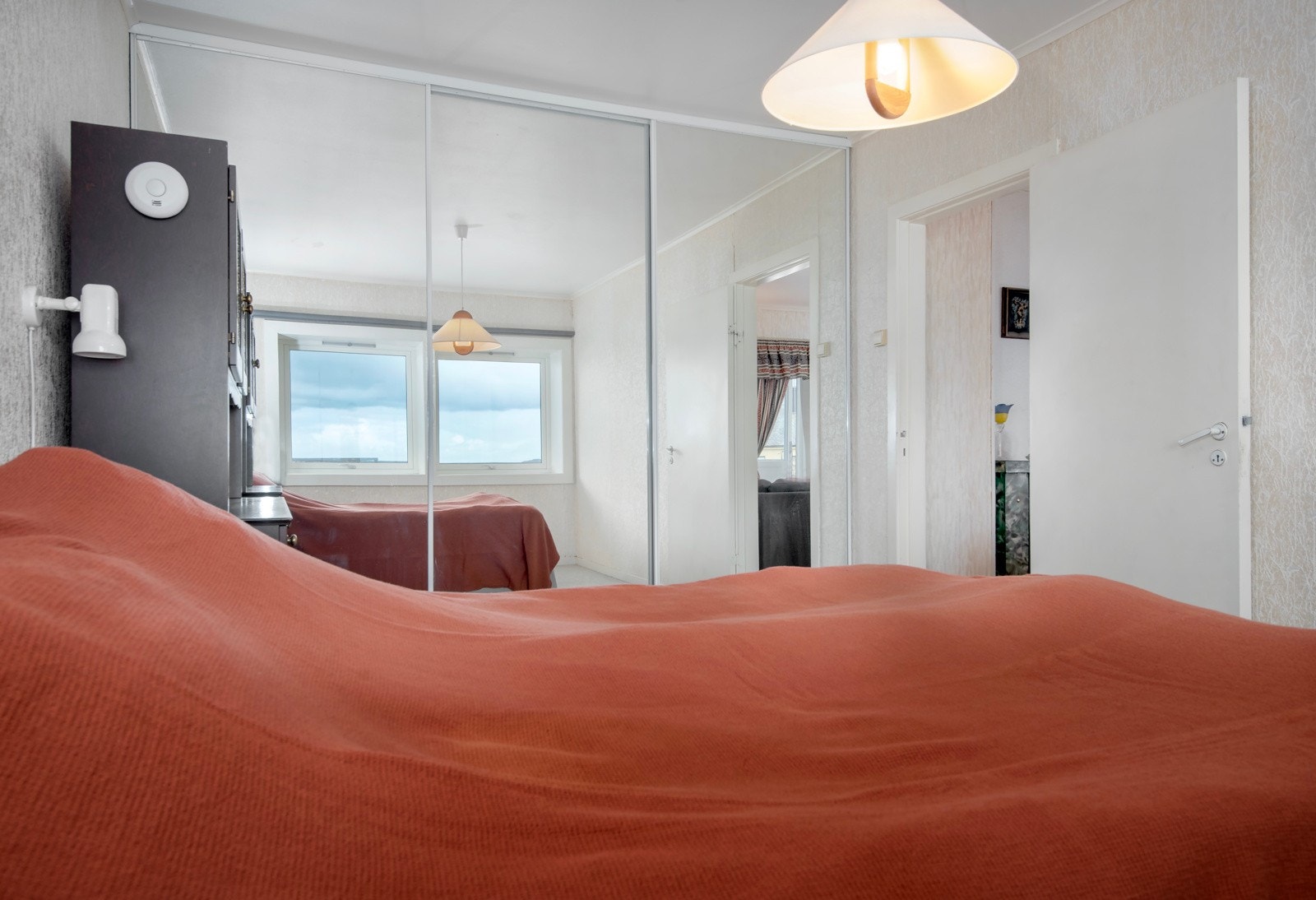 Skyvedørsgarderoben med speildører gir godt med oppbevaring til klær. Galleribilde