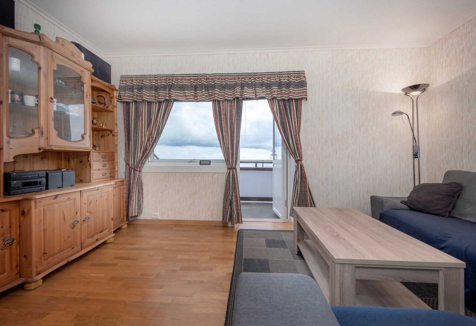 Romslig stue med god plass til sofagruppe. Galleribilde