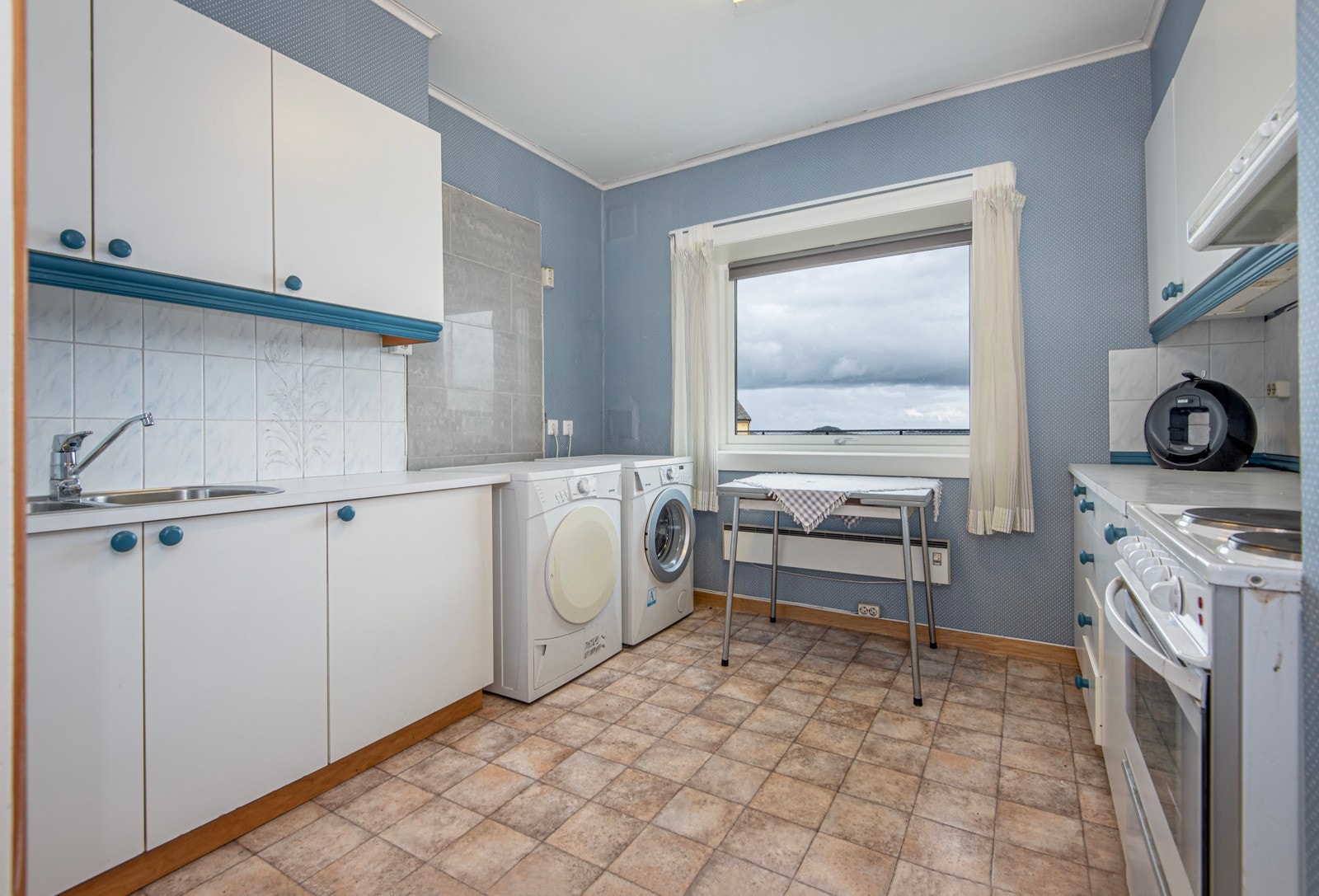 Romslig kjøkken med innredning på to vegger, dette gir godt med skap- og skuffeplass. Galleribilde