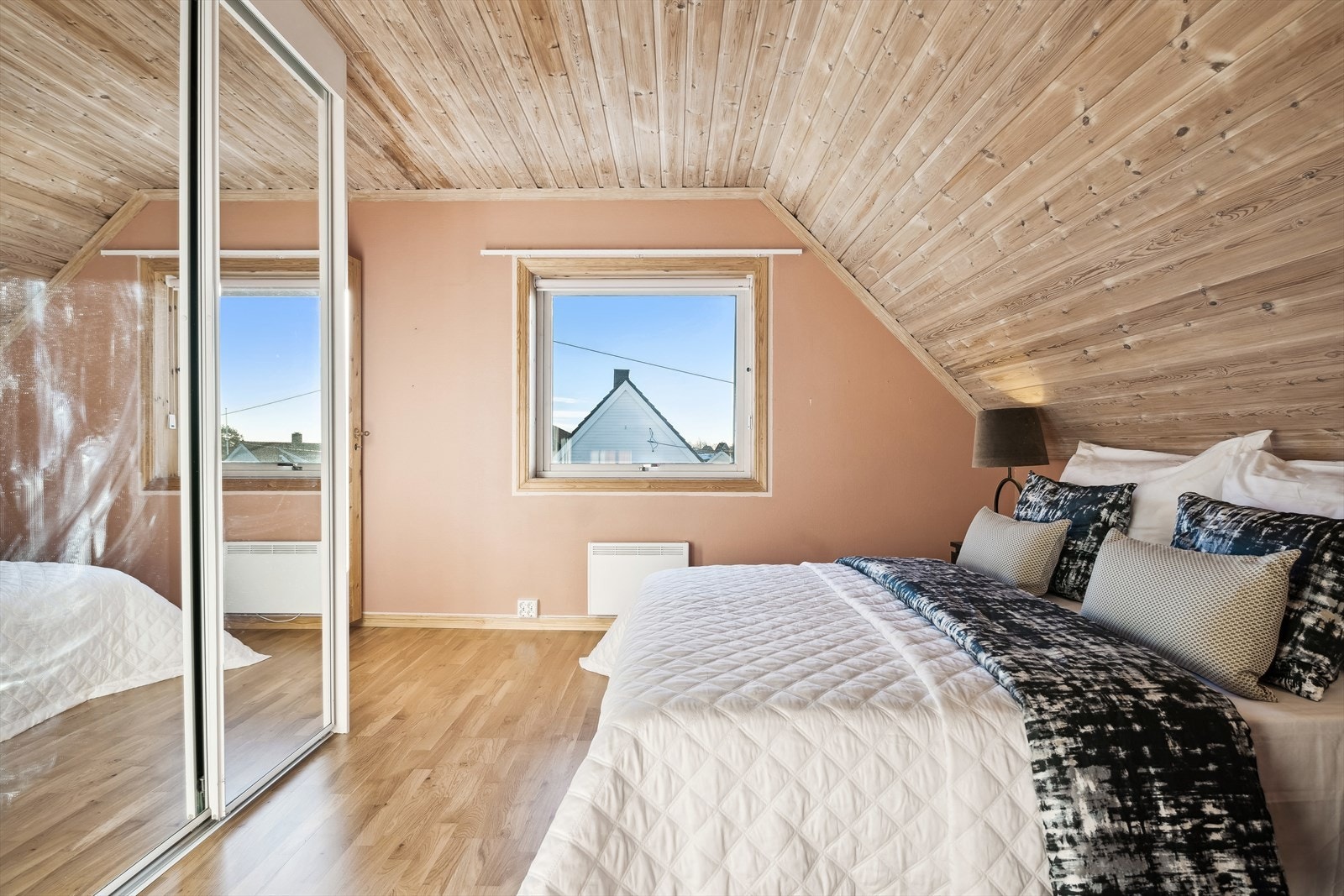 Hovedsoverom med skyvedørsgarderobe Galleribilde