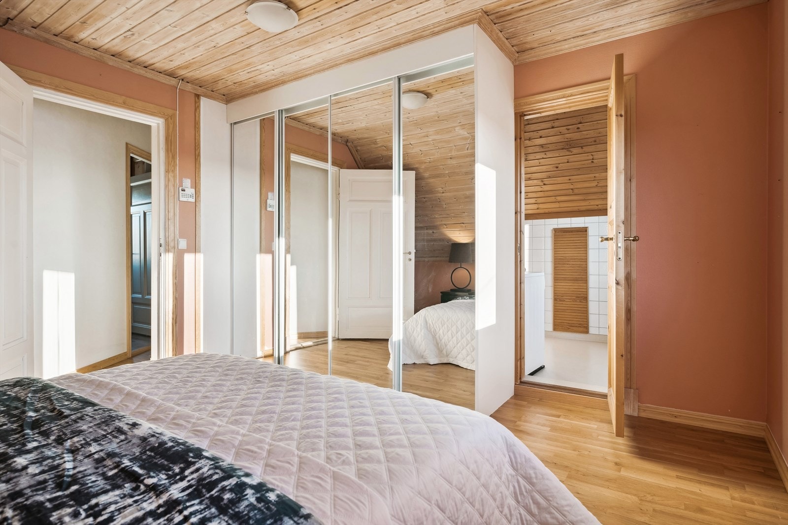 Fra soverommet er det egen inngang til badet Galleribilde