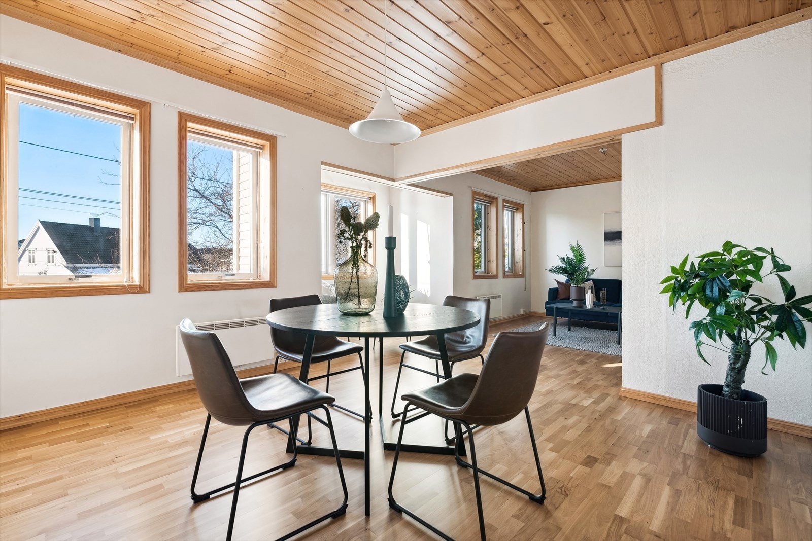 Stuene er lyse og romslige, med store vinduer som gir rikelig med naturlig dagslys Galleribilde