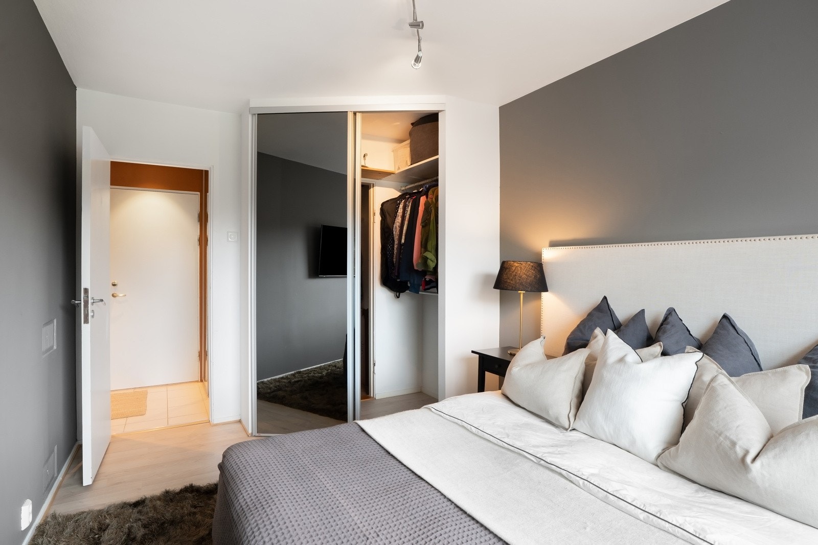Det er ellers god plass til dobbeltseng, nattbord e.l. Galleribilde