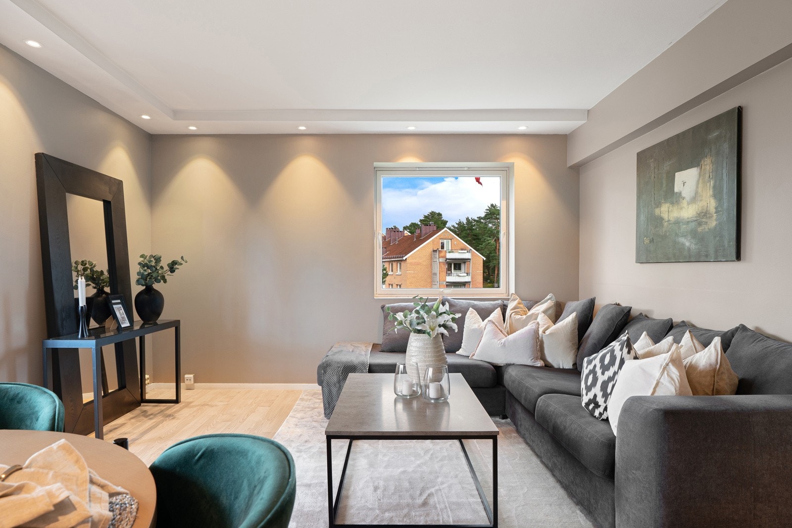 Stuen har gode møbleringsmuligheter med god plass til sofa, tv-bord e.l. Galleribilde