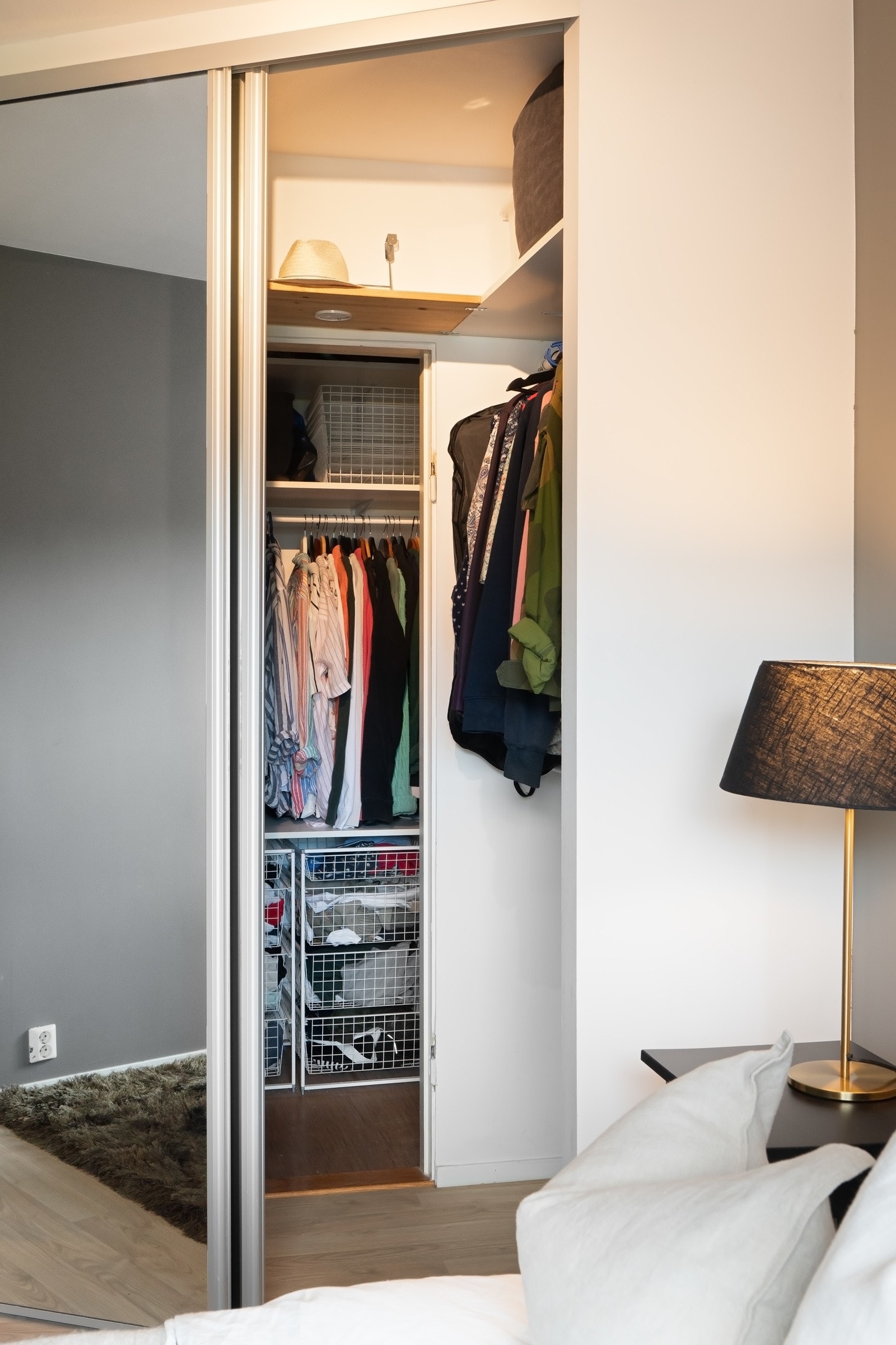 Praktisk walk-in-closet med god oppbevaringsplass Galleribilde