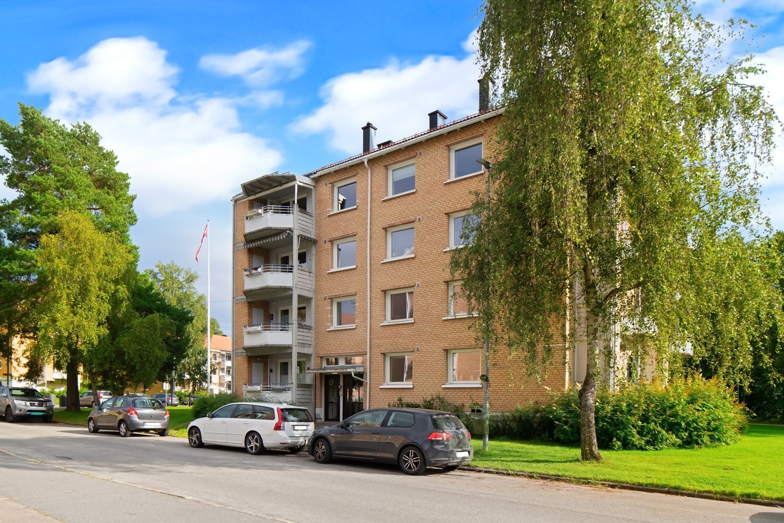 Eiendommen ligger i et meget attraktivt, sentralt og rolig boligområde på Mellombølgen Galleribilde