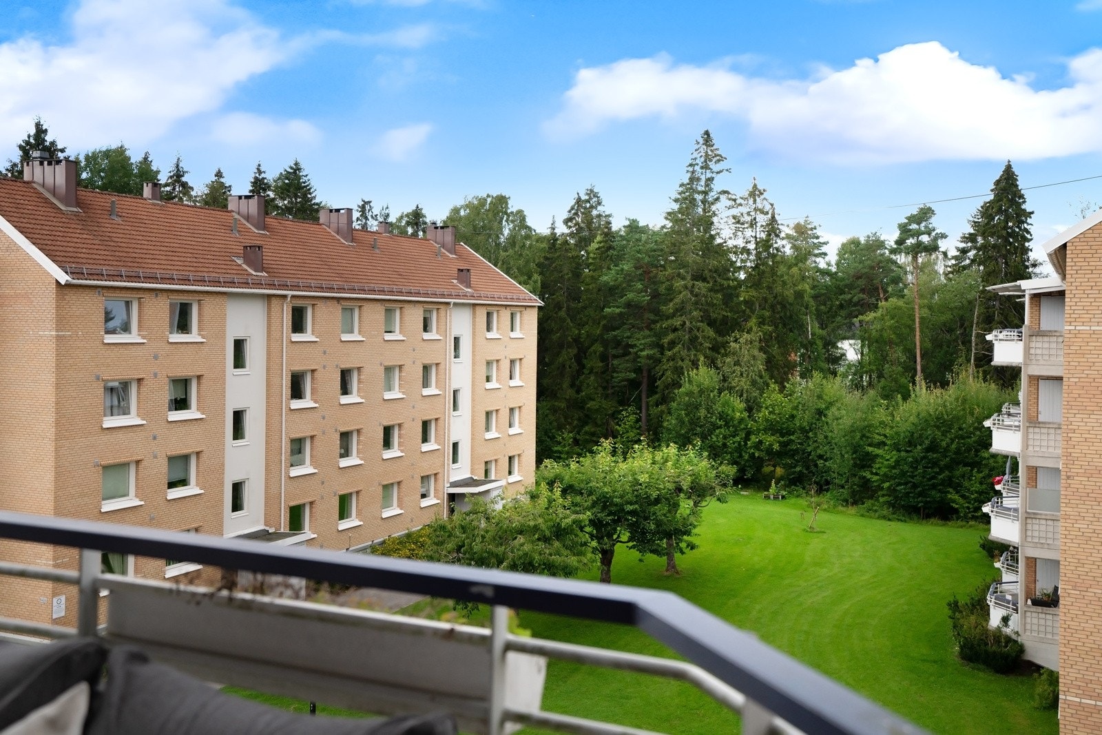Balkongen har gode innredningsmuligheter med plass til sittegruppe, grill e.l. Galleribilde