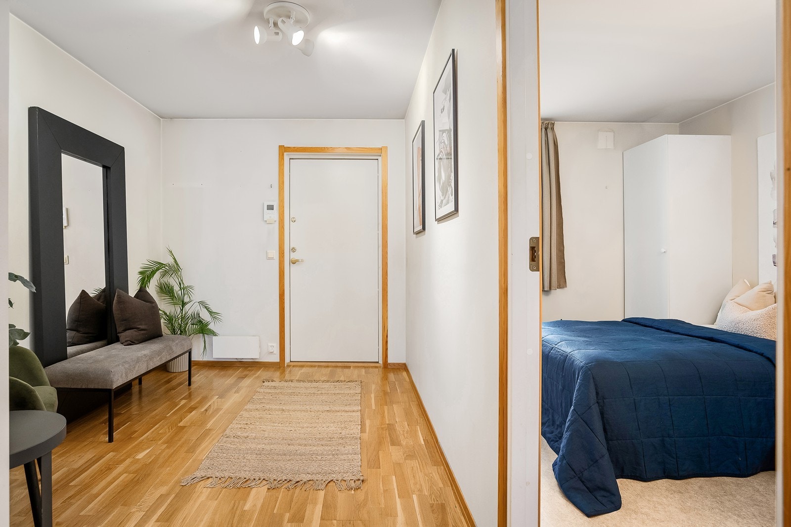 Stor og flott entré hvor det er god plass til å henge fra seg yttertøy og sko Galleribilde