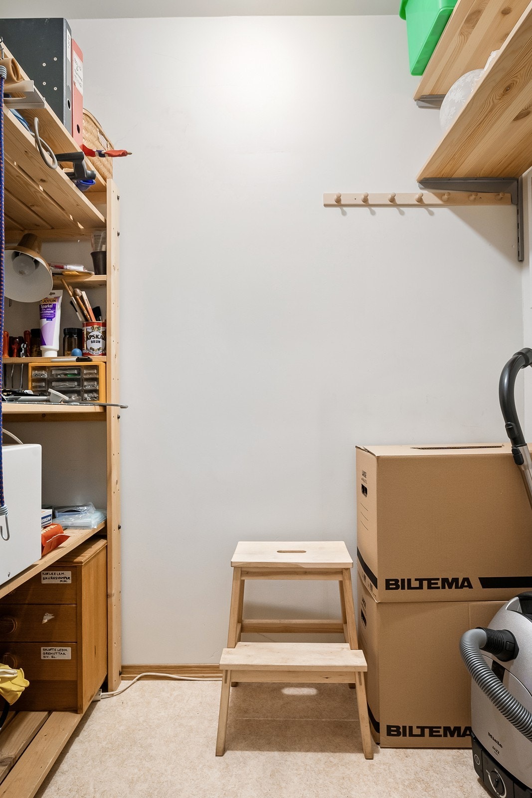 Innvendig bod på ca. 2 m² som gir gode muligheter for ekstra oppbevaring og en kjellerbod på ca. 5 m² Galleribilde