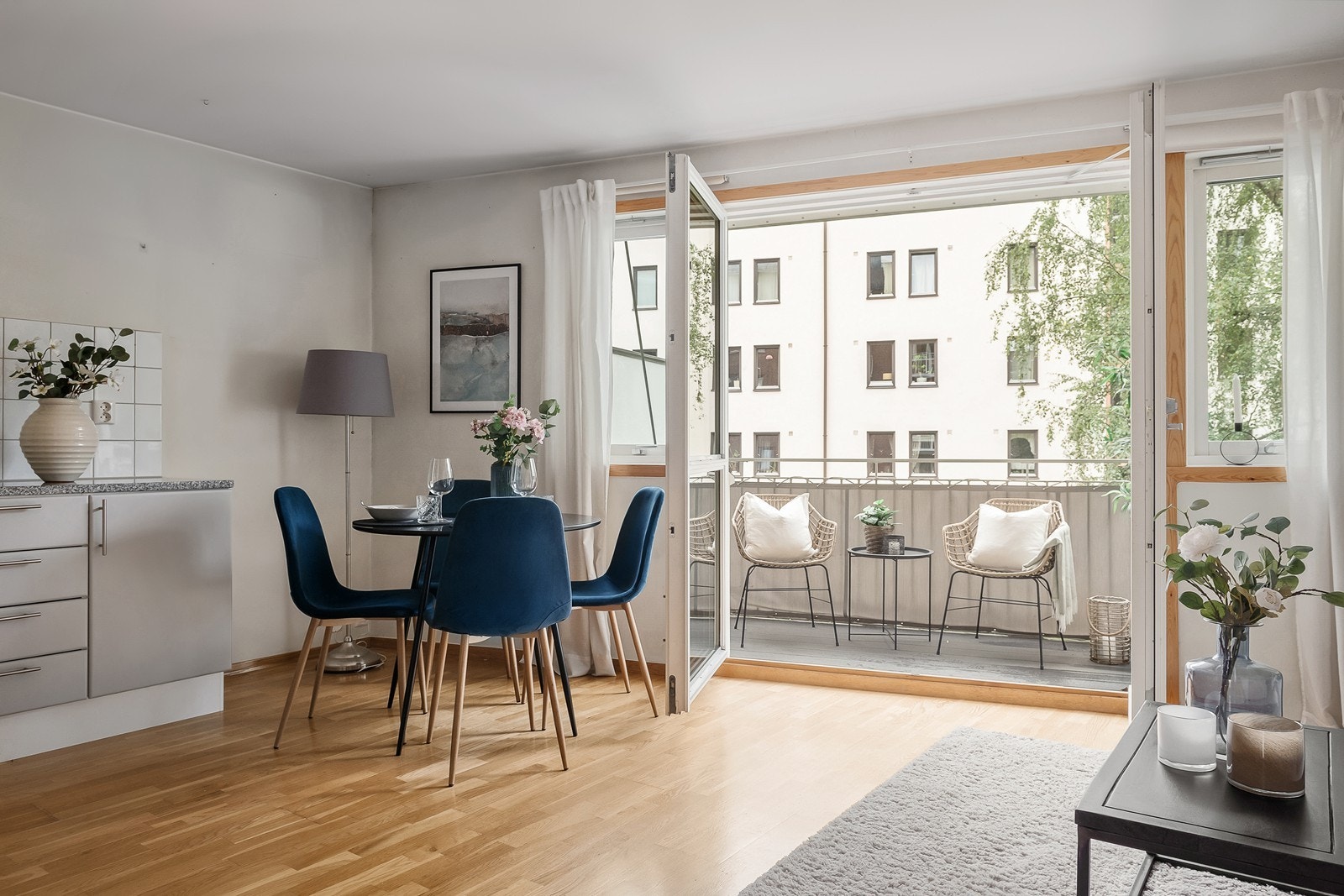Leiligheten er romslig, lys og innbydende med store vindusflater som gir rikelig med naturlig lys Galleribilde