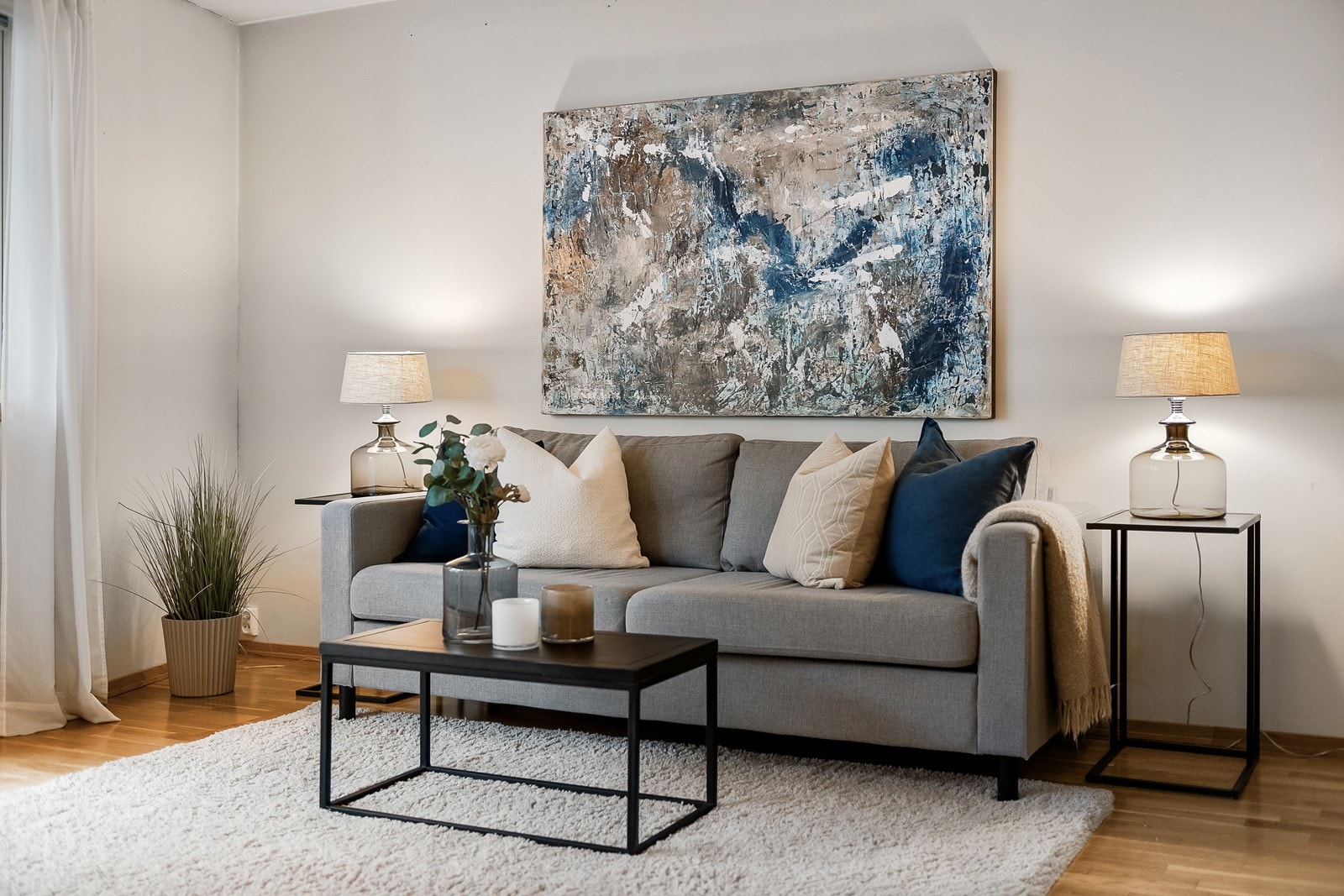 Hyggelig sofakrok med god plass til sofa, stuebord og annet tilhørende møblement Galleribilde