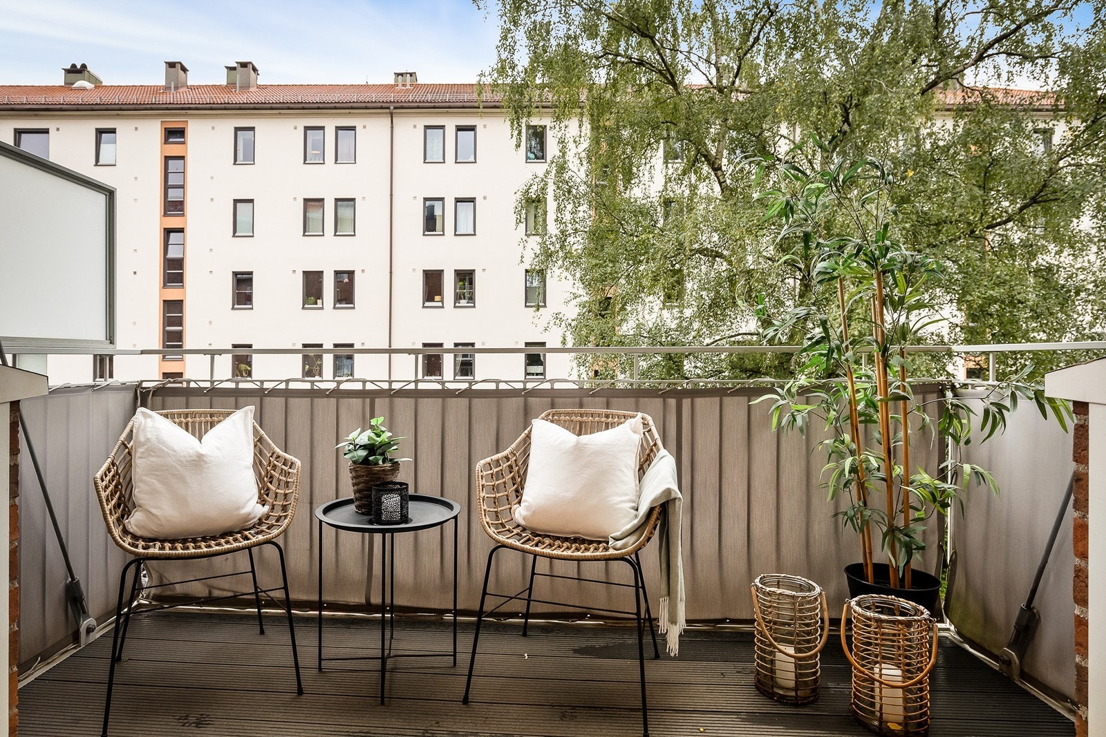 En flott og gjennomgående 2-roms leilighet i byggets 3. etasje med en herlig balkong på ca. 4 m² Galleribilde
