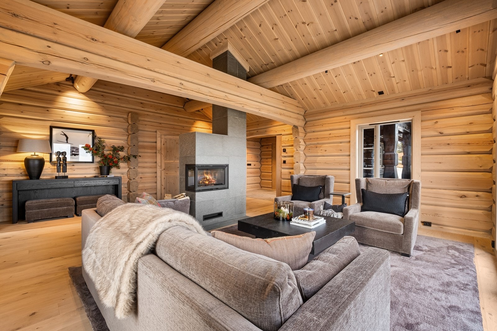 Luftig og stor stue med gode møblleringsmuligheter. Galleribilde