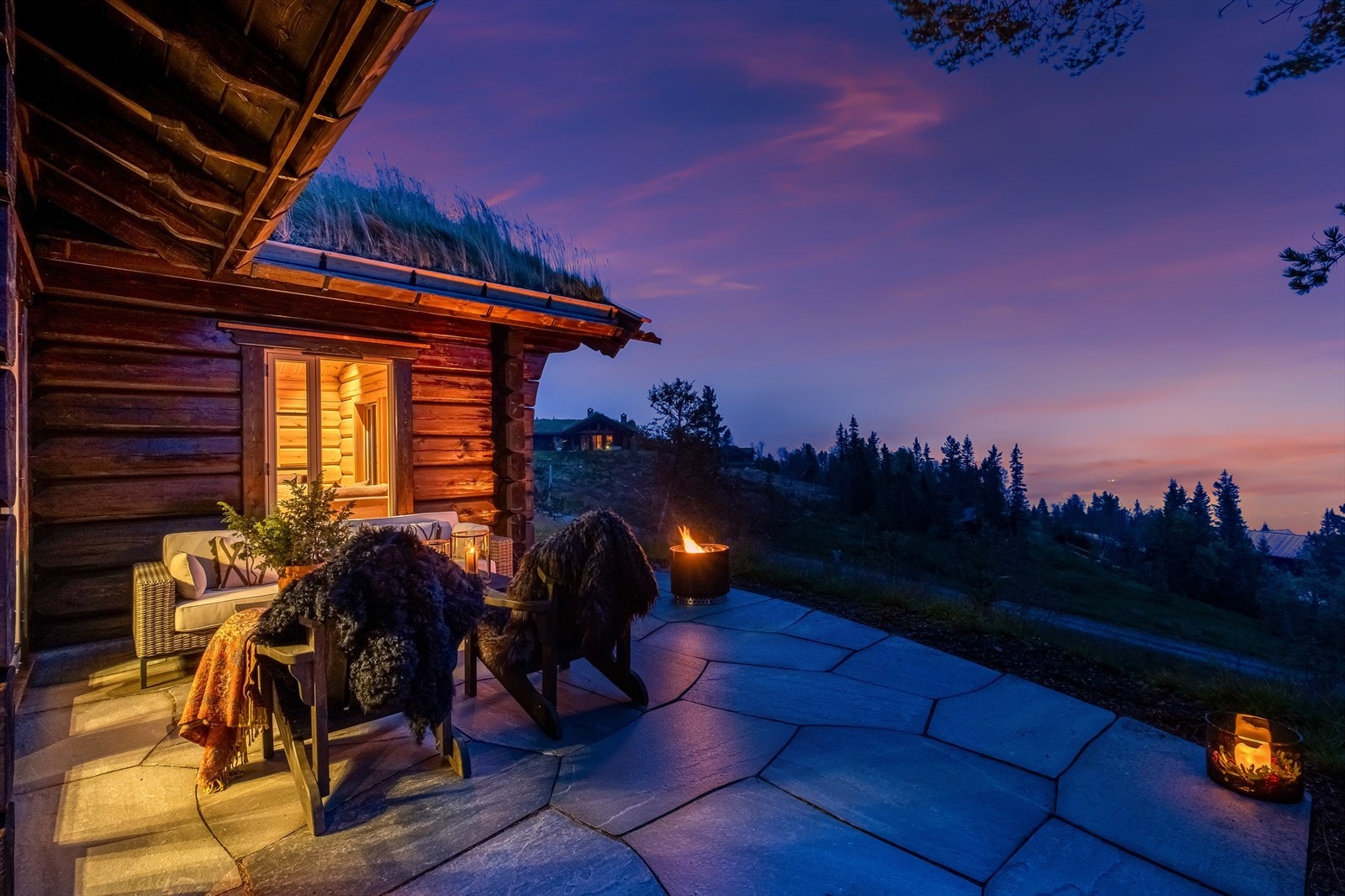 Nyoppført, særegen, håndlaftet hytte m/høy standard. Galleribilde