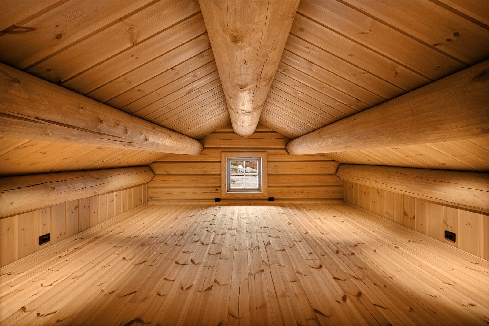 I tillegg til hovedetasjen har hytten en hems som tilbyr ekstra plass til avslapning eller som et lekerom for de yngste. Galleribilde