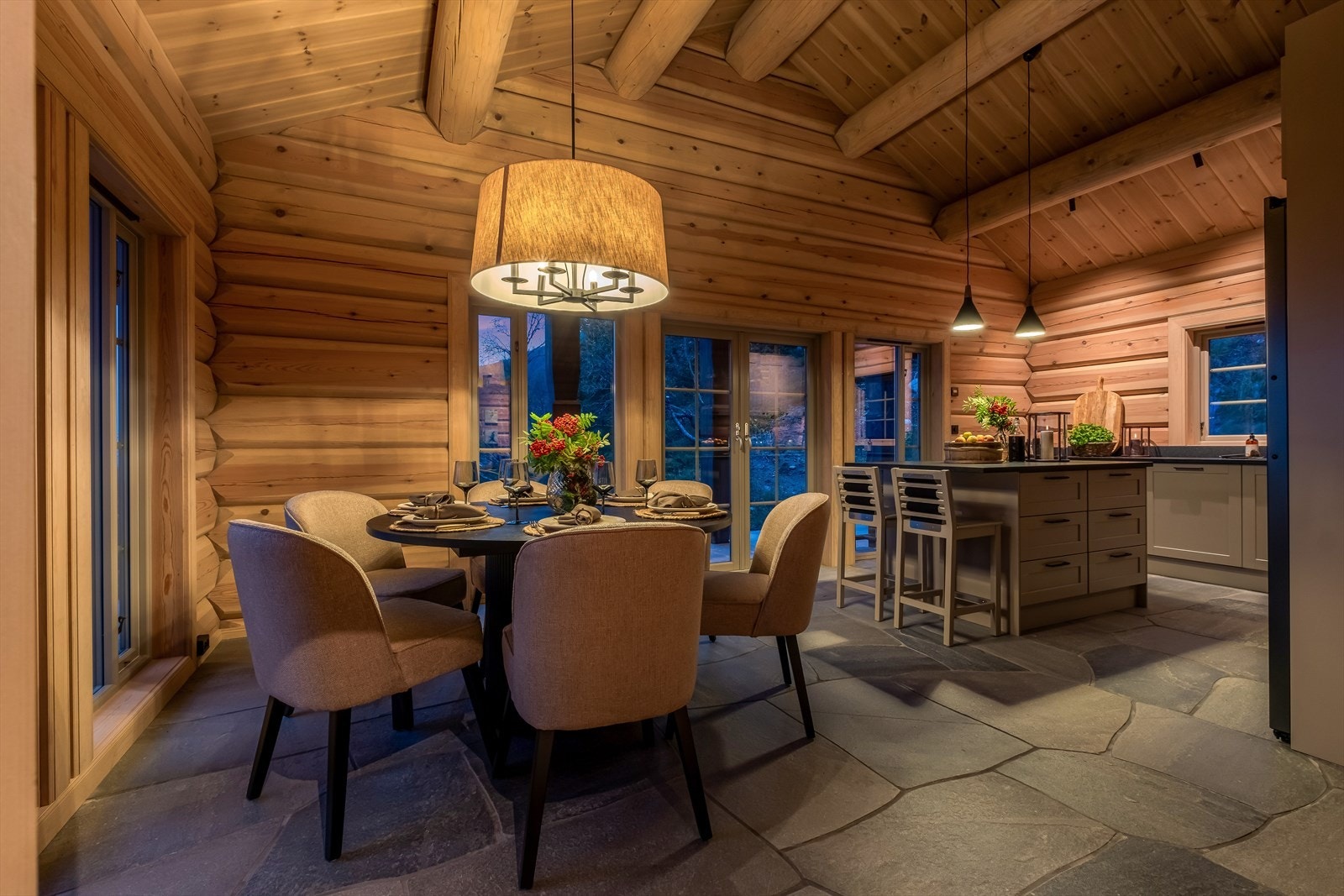 Kjøkkenet er godt utstyrt med moderne hvitevarer og har direkte utgang til en stor terrasse. Galleribilde