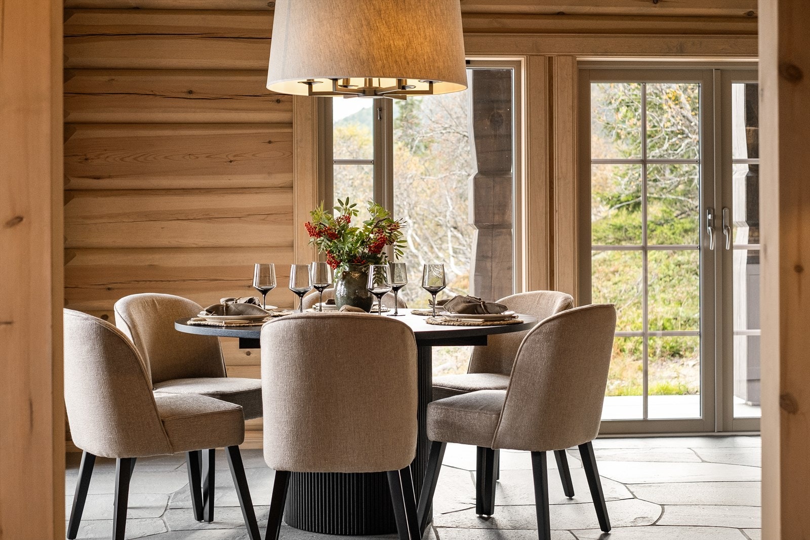 Her er det god plass til et stort spisebord, samt at den praktisk kjøkkenøyen bidrar til å gjøre dette rommet komplett. Galleribilde