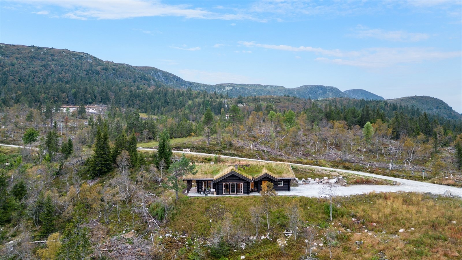 Stor gårdsplass med plass til flere biler + mulighet for å etablere garasje. Galleribilde