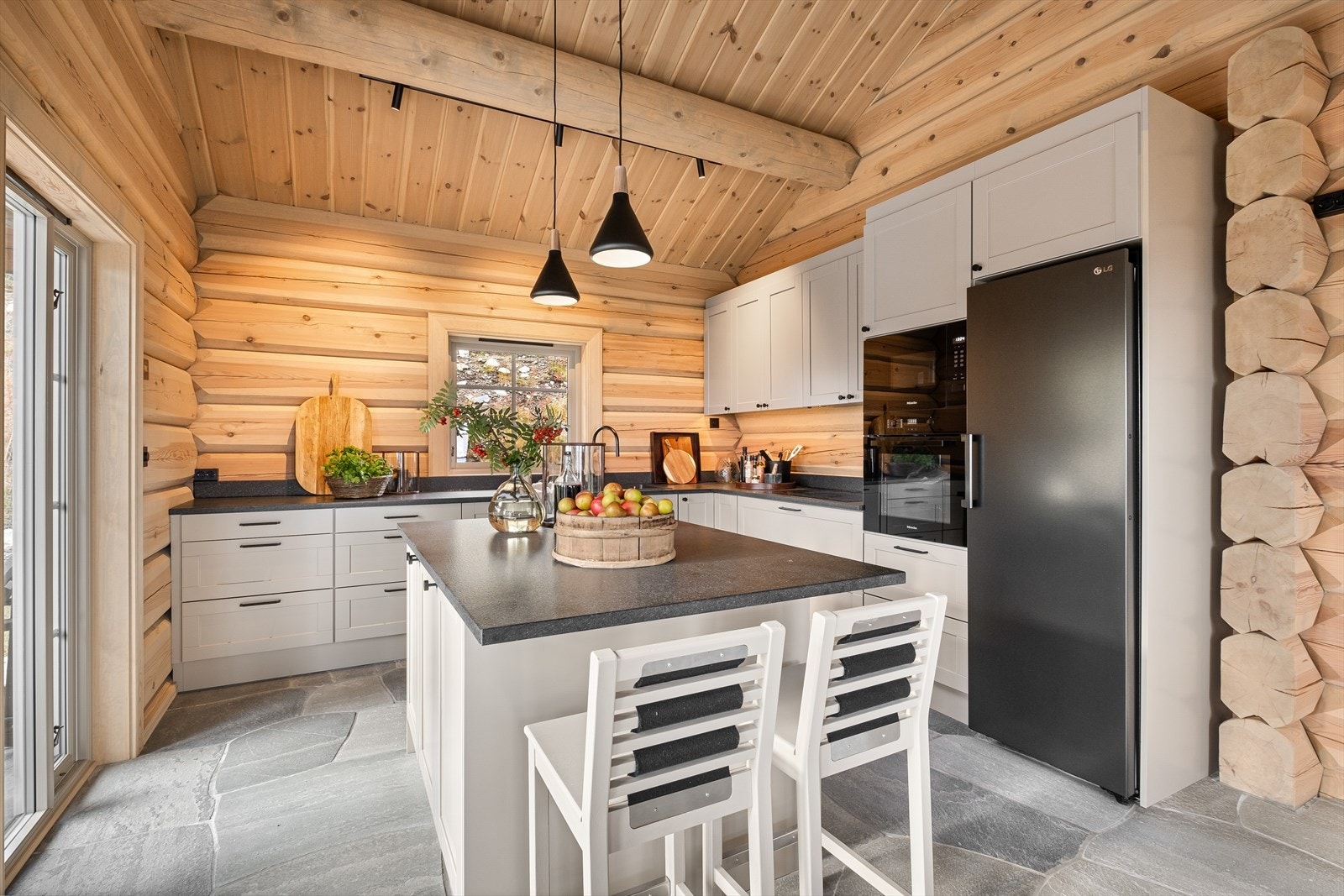 Kjøkkenet er håndlaget fra Telemark og har et stilrent og innbydende utsende. Galleribilde