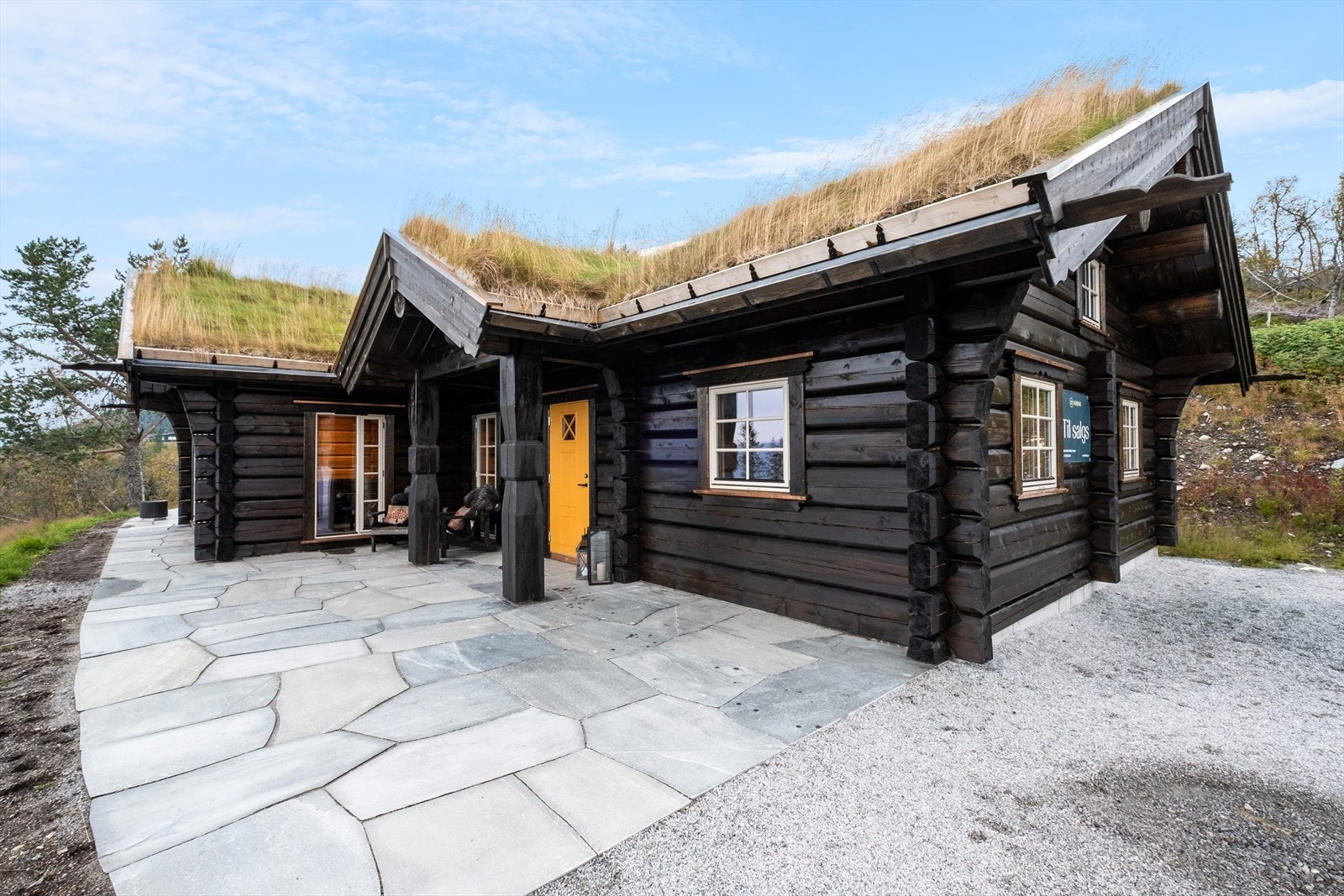 Uteområdet består av en stor terrasse fordelt på flere soner. Her er det 77 kvm belagt med skifer, som gir rikelig med plass til utendørs aktiviteter. Galleribilde