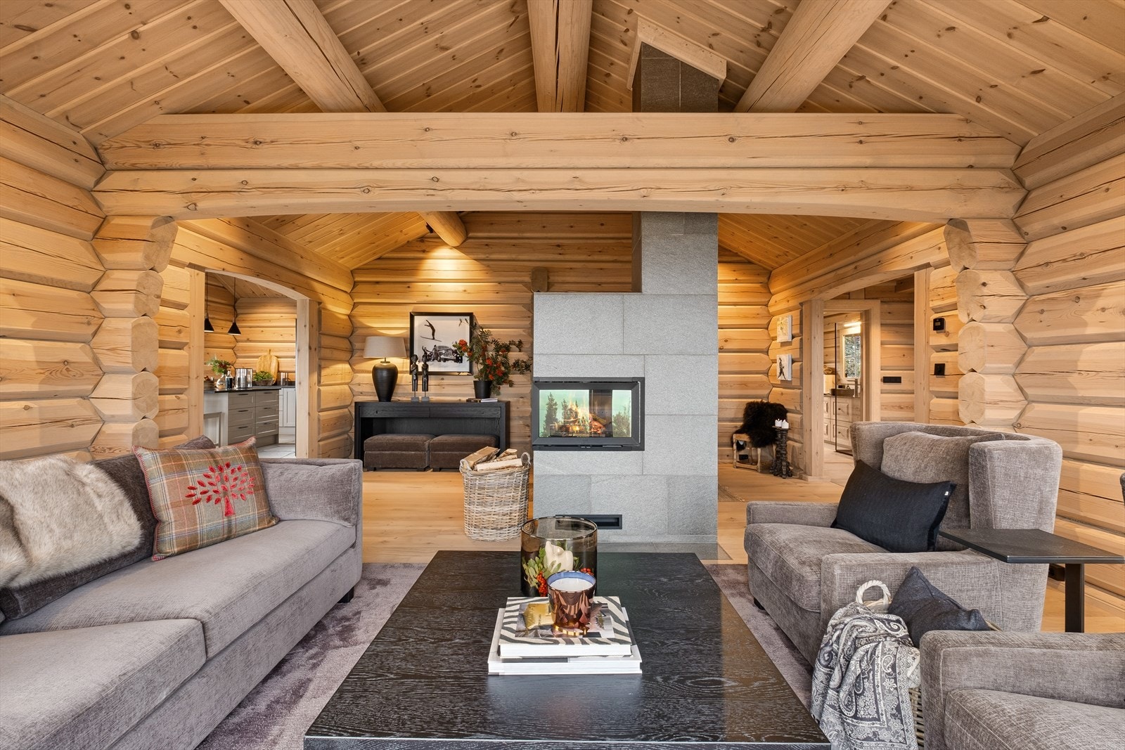 Stuen blir hyttens naturlige samlingssted for hele familien og imponerer med sine gjennomtenkte og moderne løsninger. Galleribilde