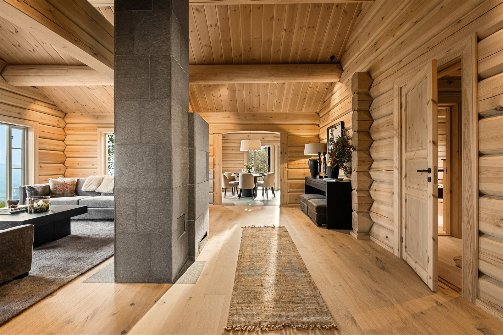 De sosiale sonene, inkludert stuen og kjøkkenet, er utformet for å skape en varm og innbydende atmosfære. Galleribilde