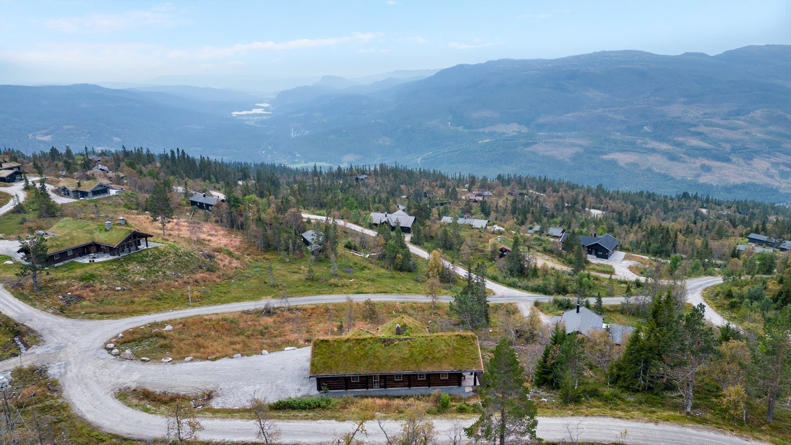 Med tomtens plassering på et høydedrag får du gode solforhold hele dagen, noe som gjør uteområdet til en fin plass for både morgenkaffen og rolige kvelder. Galleribilde