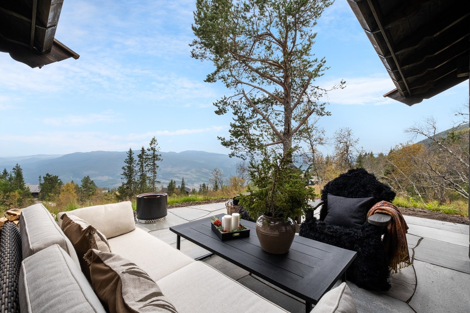 Her kan du nyte fantastisk utsikt utover nærområdet og vakker natur. Her ligger du høyt, fritt og usjenert. Galleribilde