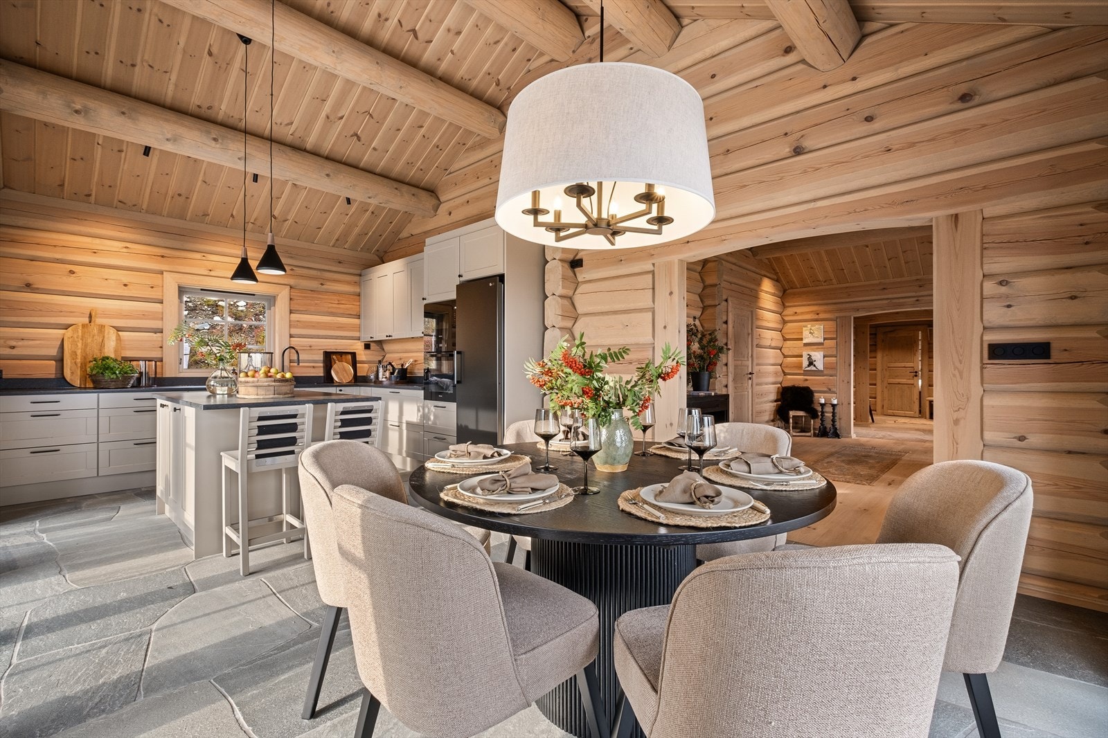 Kjøkkenet er designet og innredet med tanke på funksjonalitet og har godt med benk- og skapplass. Galleribilde