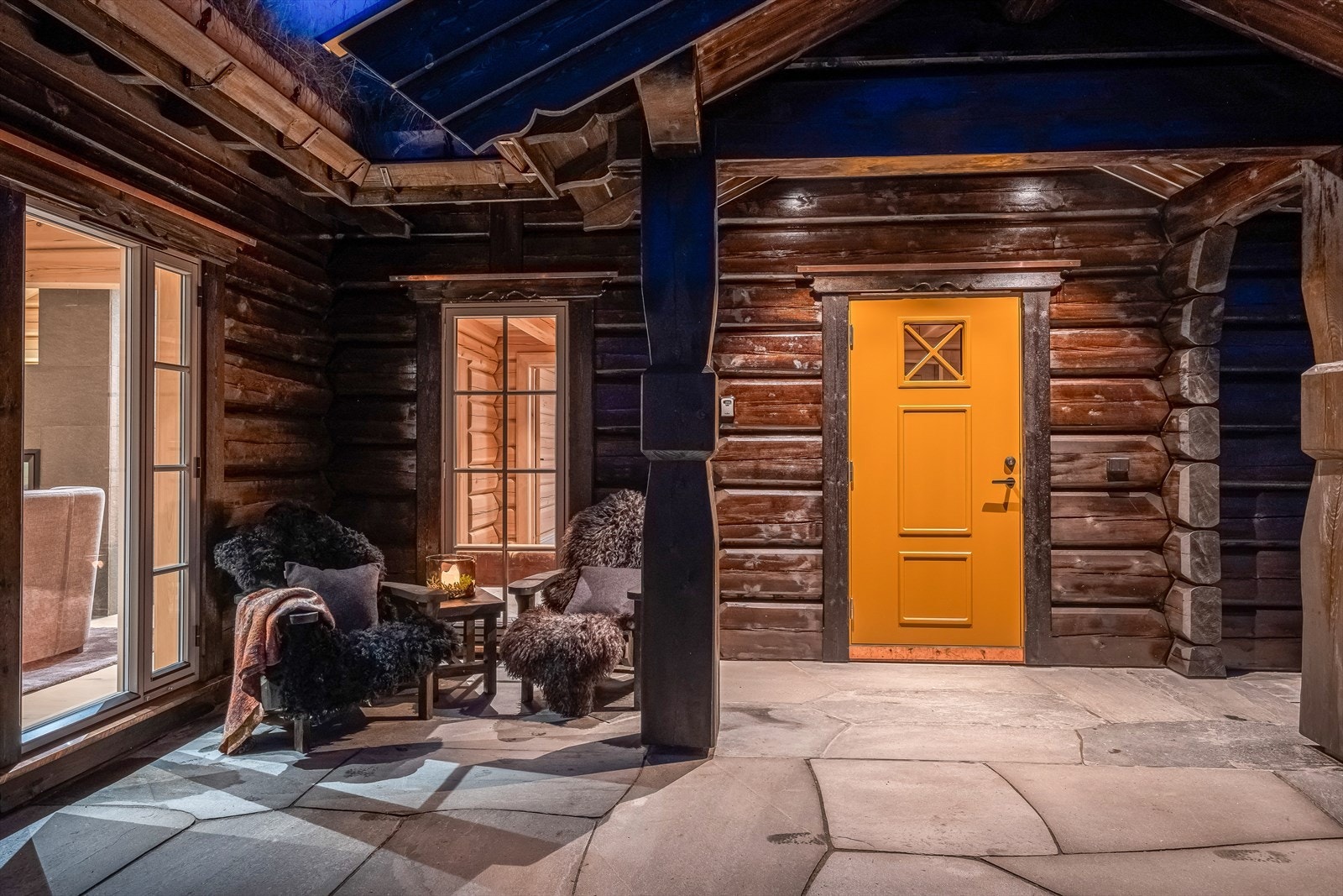 Gårdsplassen er romslig med god plass til flere biler, og det er også mulighet for å etablere en garasje. Galleribilde