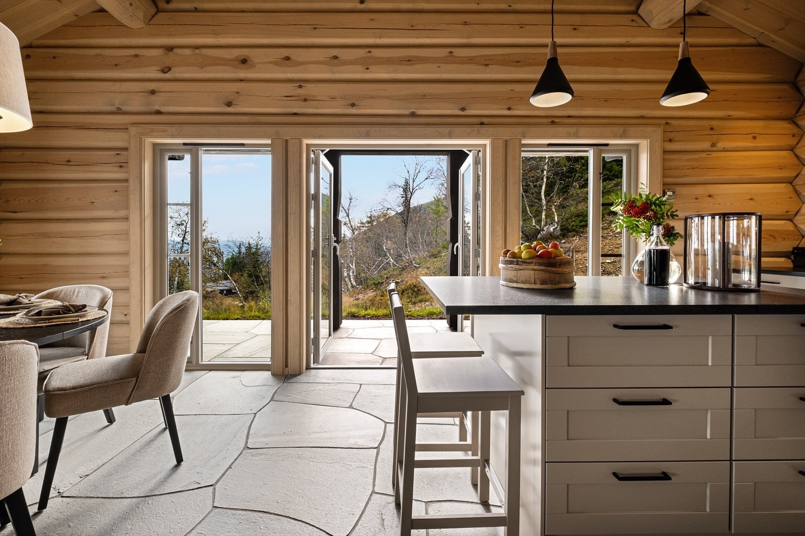 Videre adkomst til utearealene hvor dører kan åpnes for fult slik at det blir en forlengelse av rommet. Galleribilde