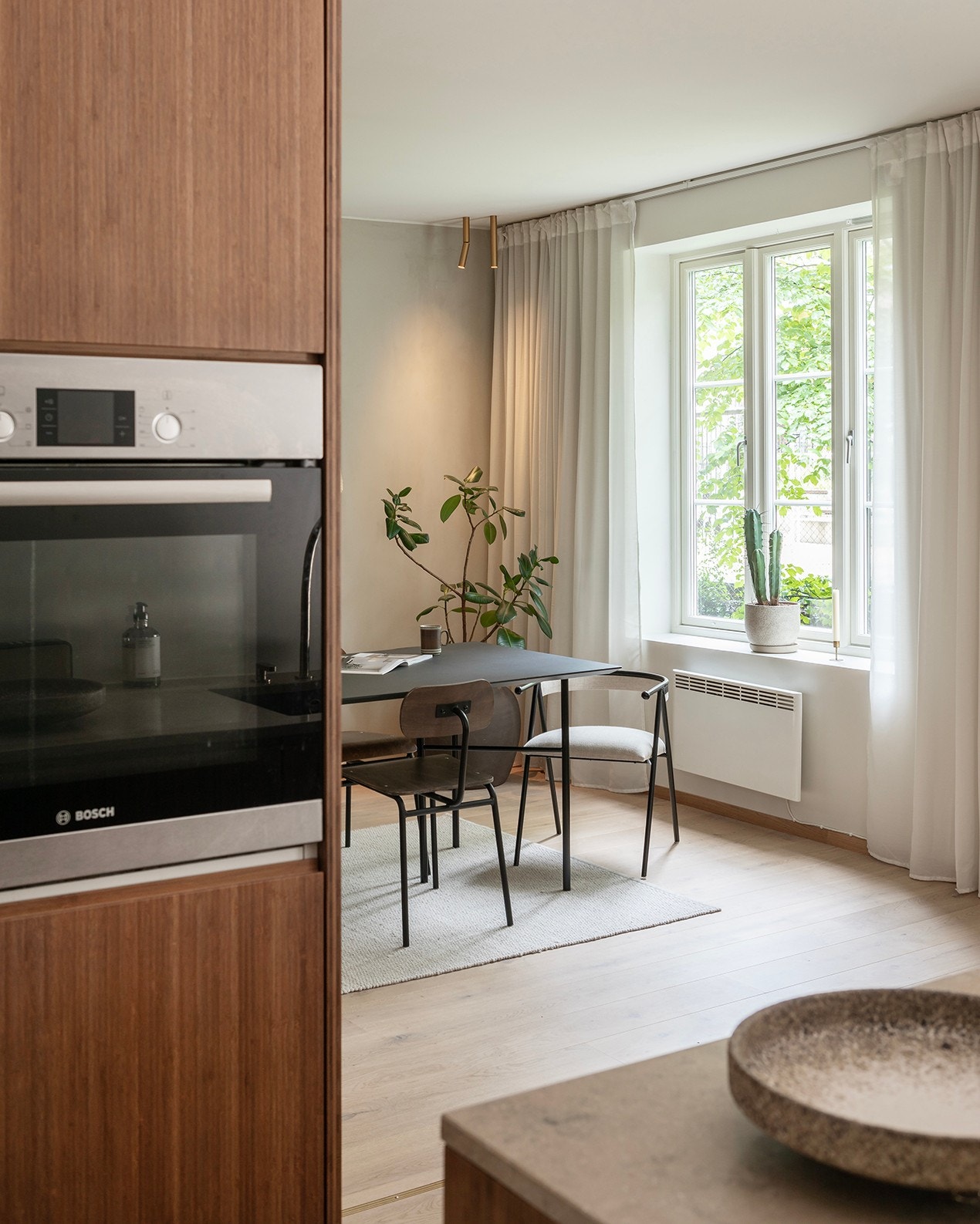 Fra det elegante kjøkkenet har du en åpen løsning til spisestuen Galleribilde