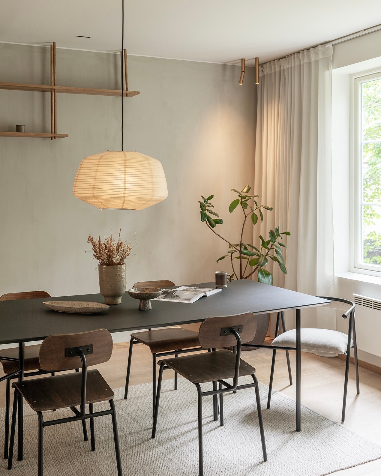 Lys og innbydende spisestue med god plass til spisemøblement Galleribilde