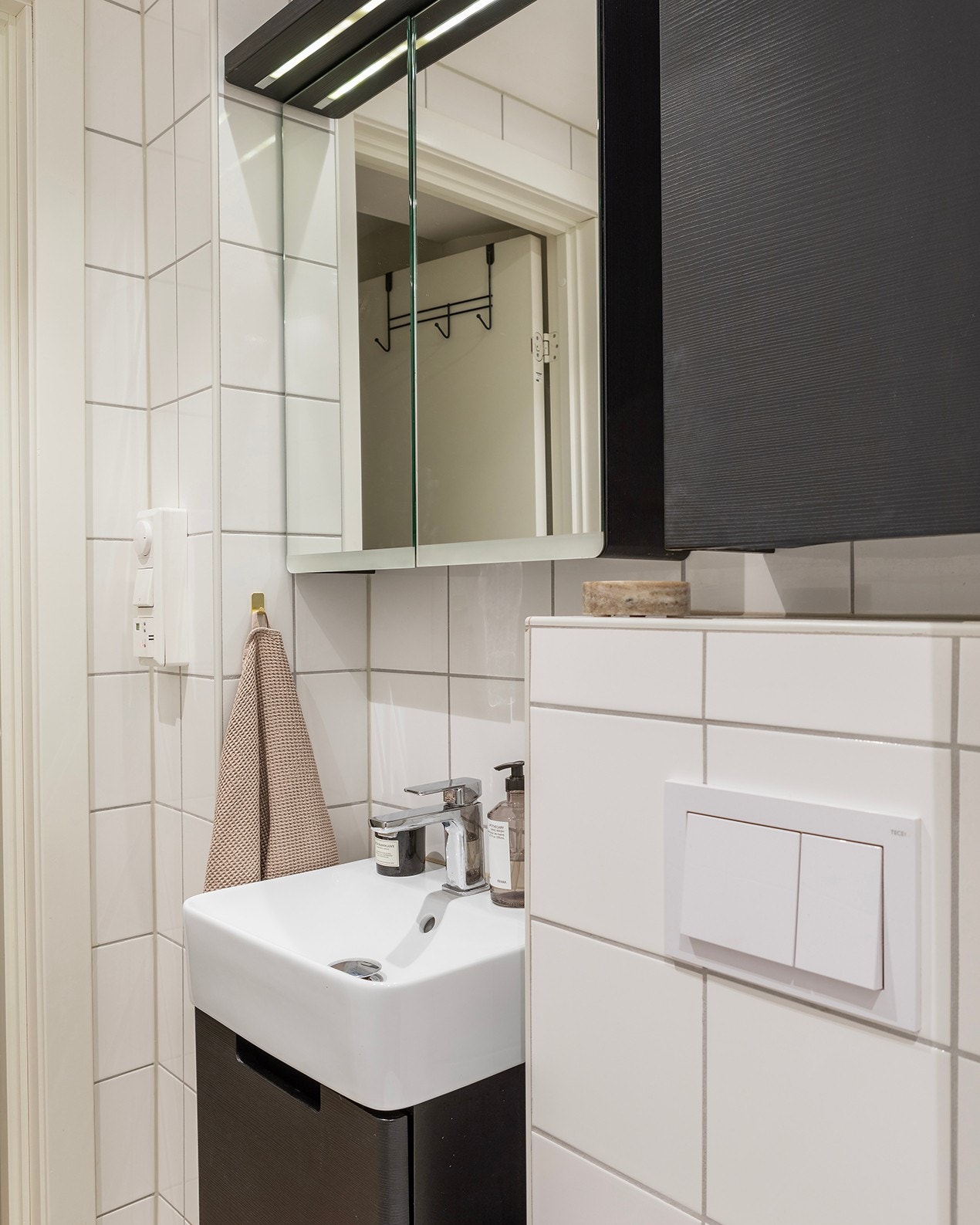 Badet har servant med underskap, samt overskap med speil og frontlys. Opplegg for vaskemaskin er det og her! Galleribilde