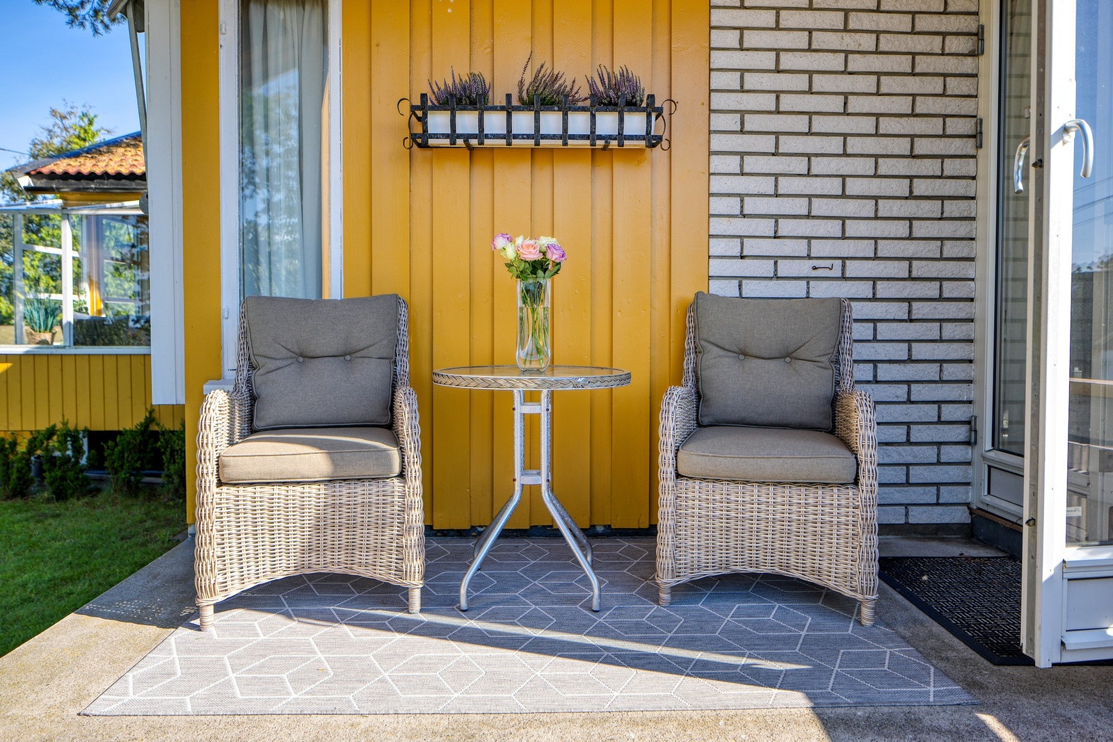 Markterrassen og uteplassen mot syd har direkte adkomst fra stuen. Galleribilde