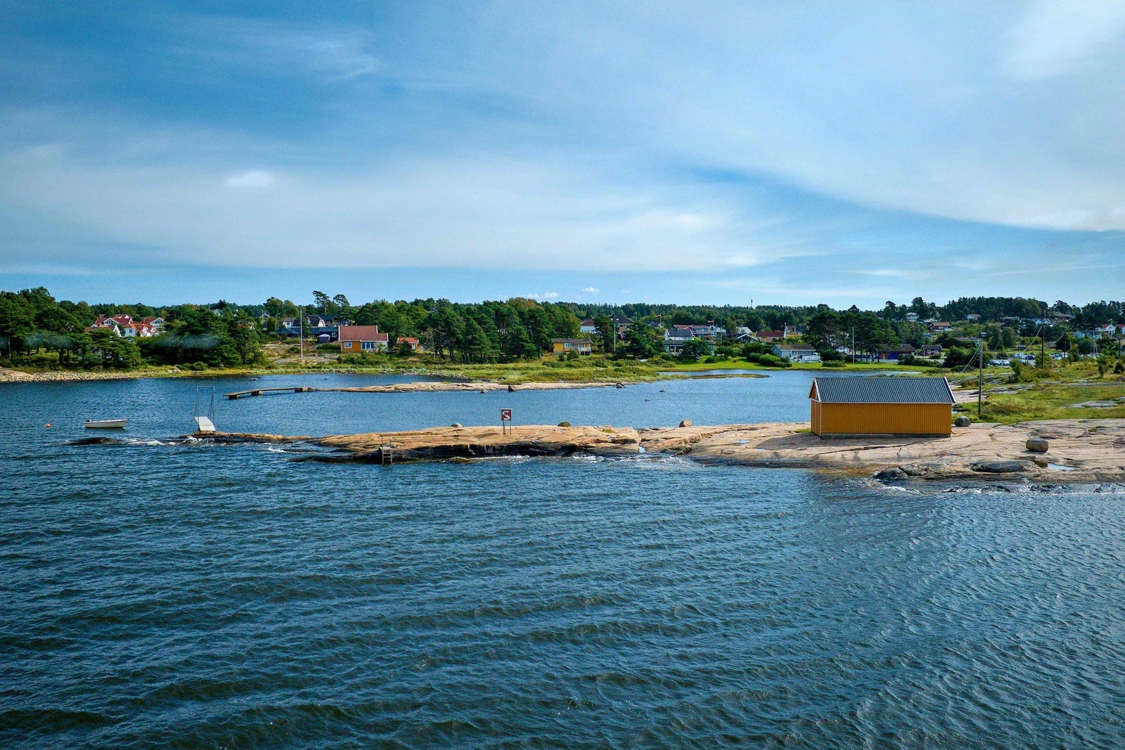 Ikonisk og kjent båthus på Saltholmen. Galleribilde