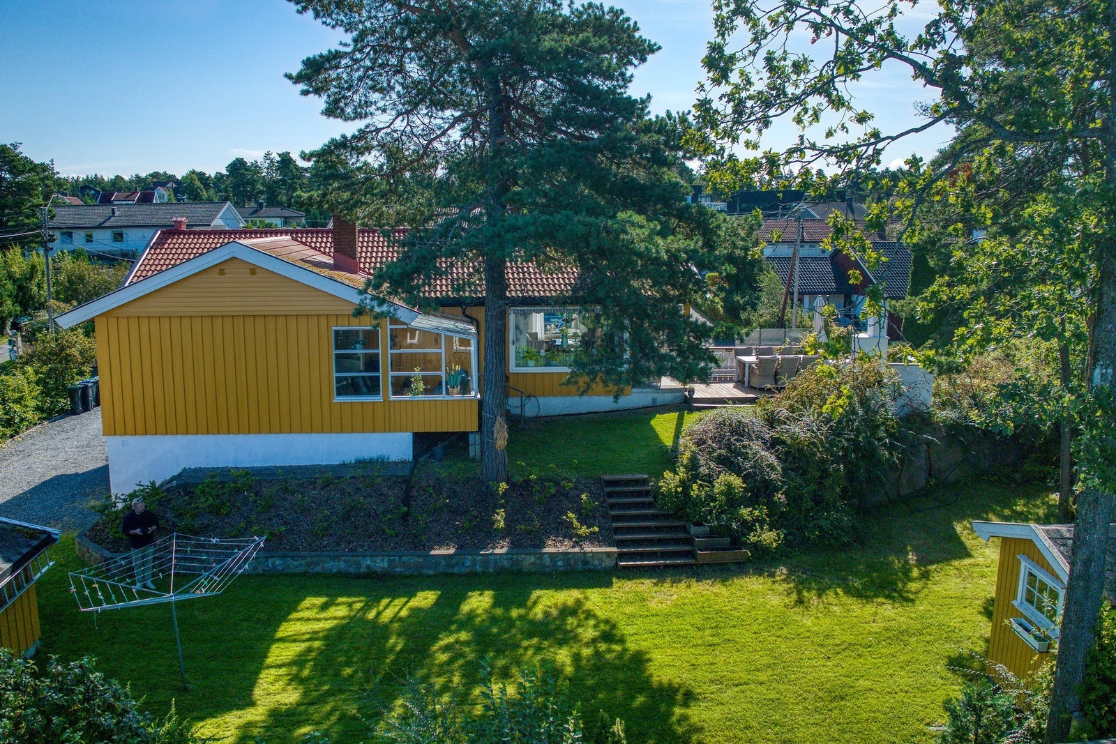 Tomten og hagen er pent opparbeidet og beplantet der terrenget og opprinnelig vegetasjon gir fin helhet og variasjon. Galleribilde